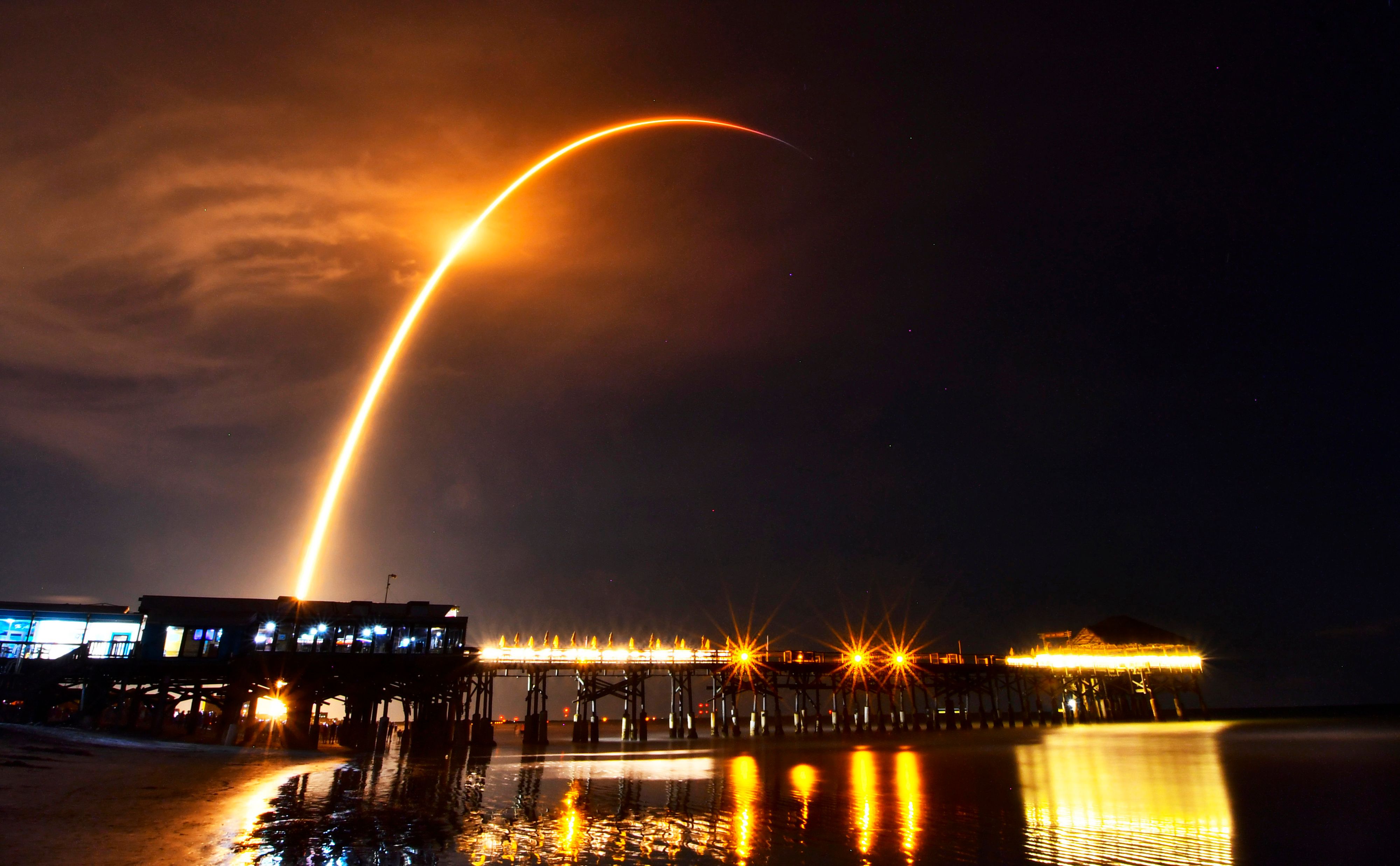 Download von www.picturedesk.com am 06.04.2023 (07:05).  *** SERVICEBILD *** A SpaceX Falcon 9 rocket is pictured from Cocoa Beach, Fla,. as it launches from Launch Complex 40 at Cape Canaveral Space Force Station, Fla., Sunday, Sept., 4, 2022. The rideshare mission features 51 Starlink satellites and an orbital transfer vehicle for customer Spaceflight Inc. (Malcolm Denemark/Florida Today via AP) - 20220905_PD0937 - Rechteinfo: Servicebild (SB) Bei diesem Bild ist PictureDesk ausschließlich technischer Dienstleister und stellt eine technische Bearbeitungsgebühr in Rechnung. PictureDesk ist weder Urheber noch Rechteinhaber. Die Nutzung liegt in alleiniger Verantwortung des Kunden.