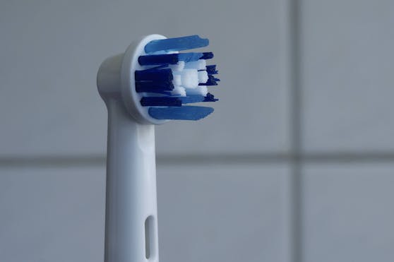 Der Professor platzierte eine elektrische Zahnbürste im Bad und sorgte dafür, dass der Duschvorhang nicht richtig schließt. (Symbolbild)