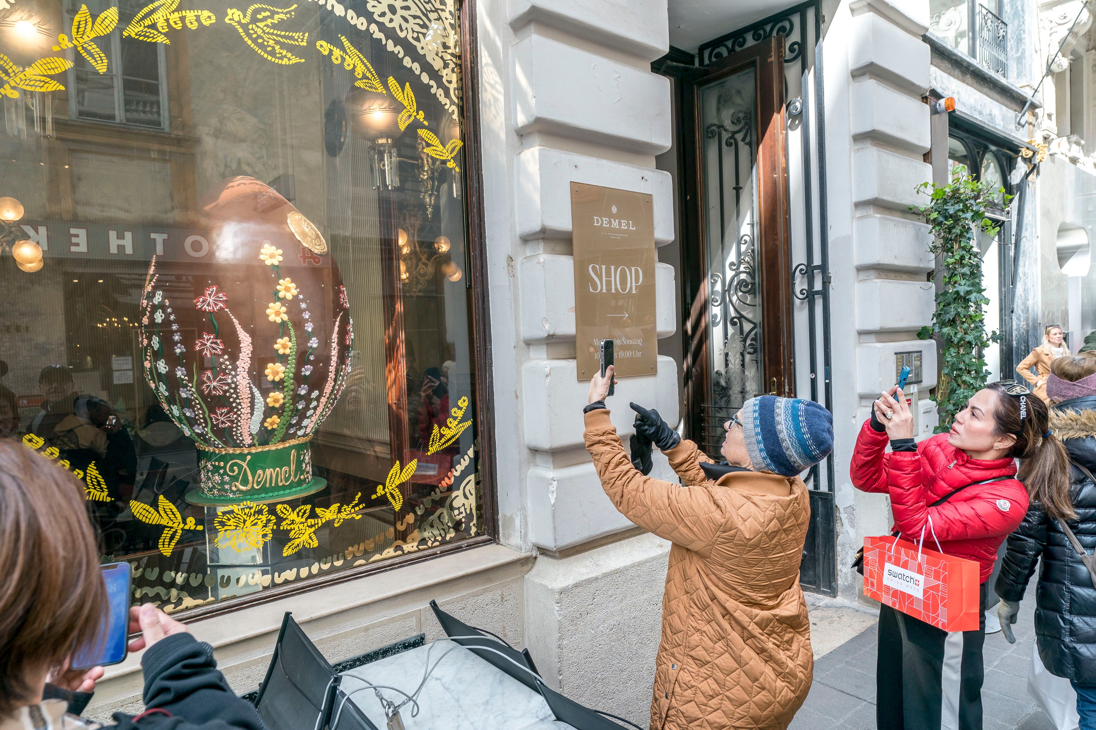 Das Schoko-Ei der Konditorei Demel wiegt 60 Kilogramm und ist 1,10 Meter hoch.
