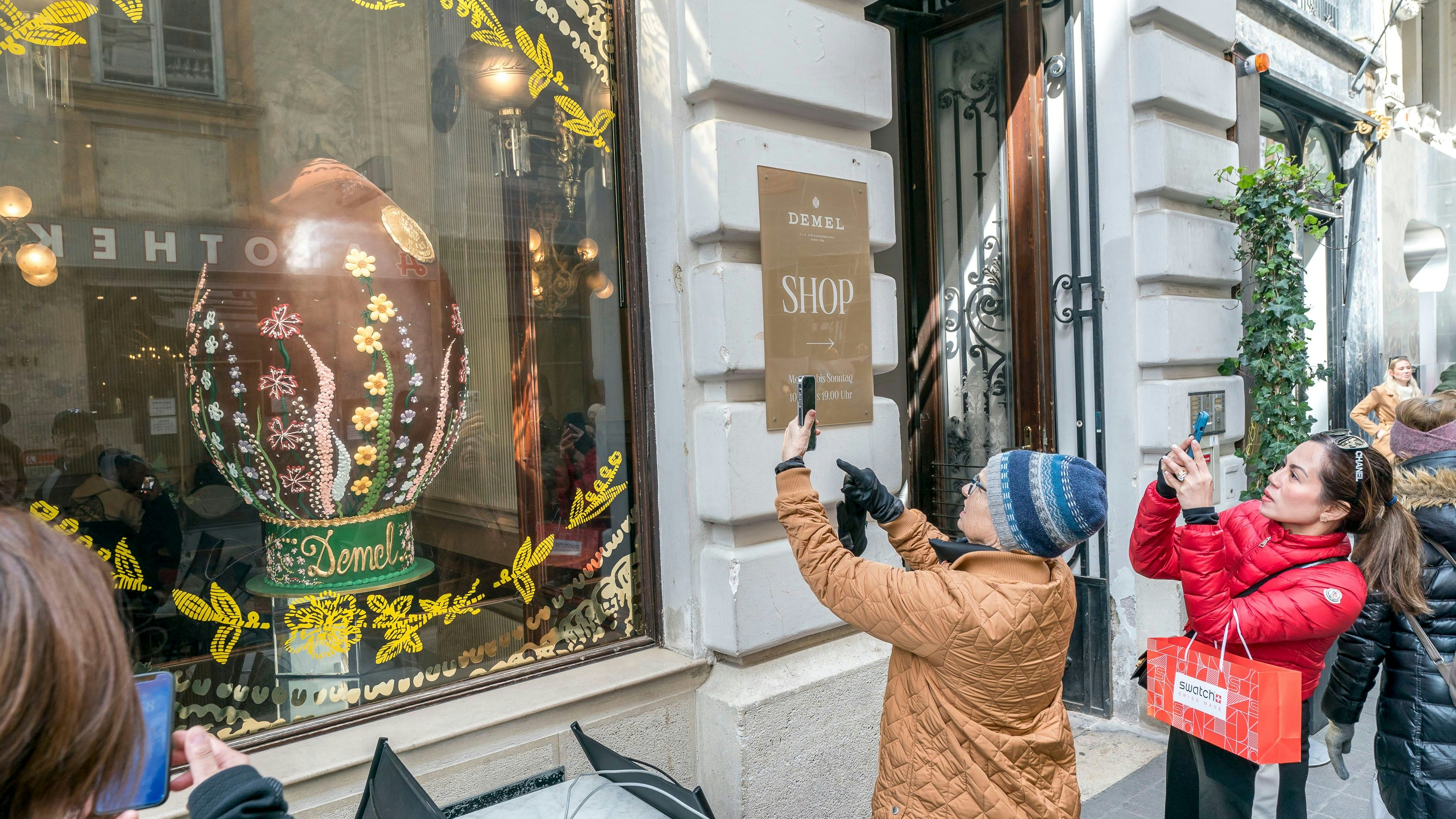 Prominent platziert: das Schokoei beim Konditor Demel