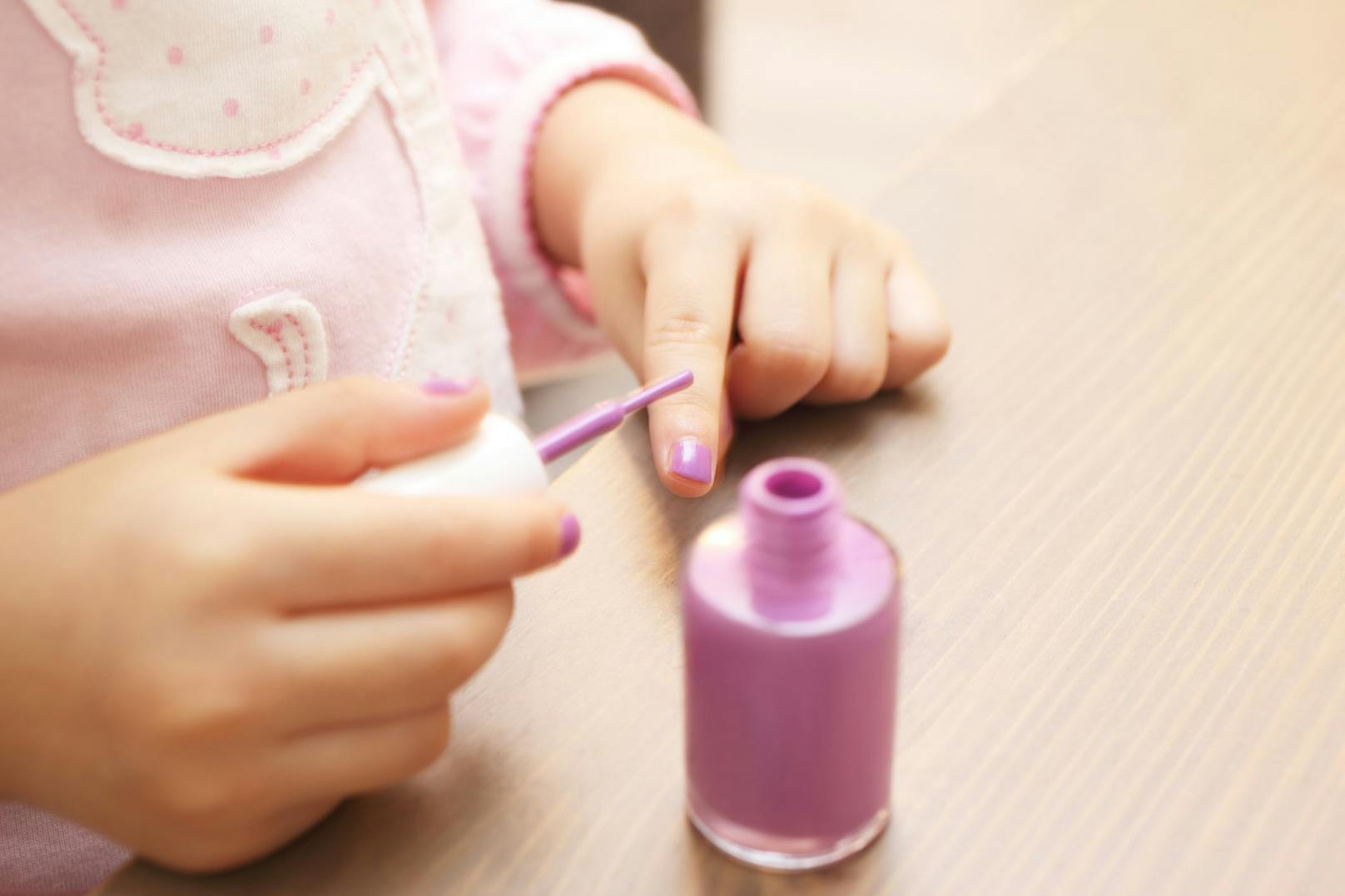 Kinder färben sich oft gerne ihre Nägel. Doch dabei ist Vorsicht geboten, warnt eine aktuelle AK-Studie.