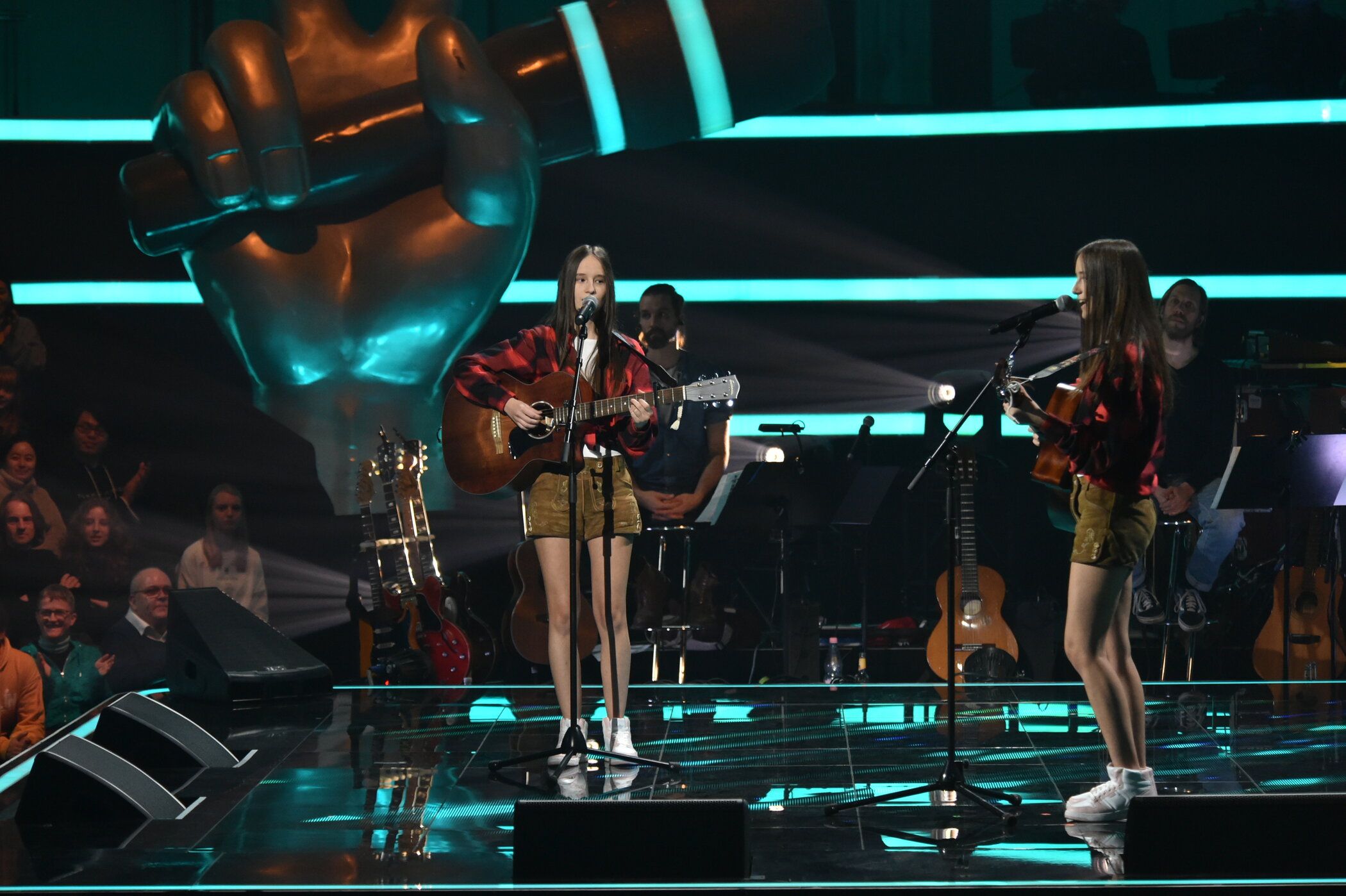 Die Zwillinge Jana und Anja treten am Freitag auf der großen The Voice Kids-Bühne auf.