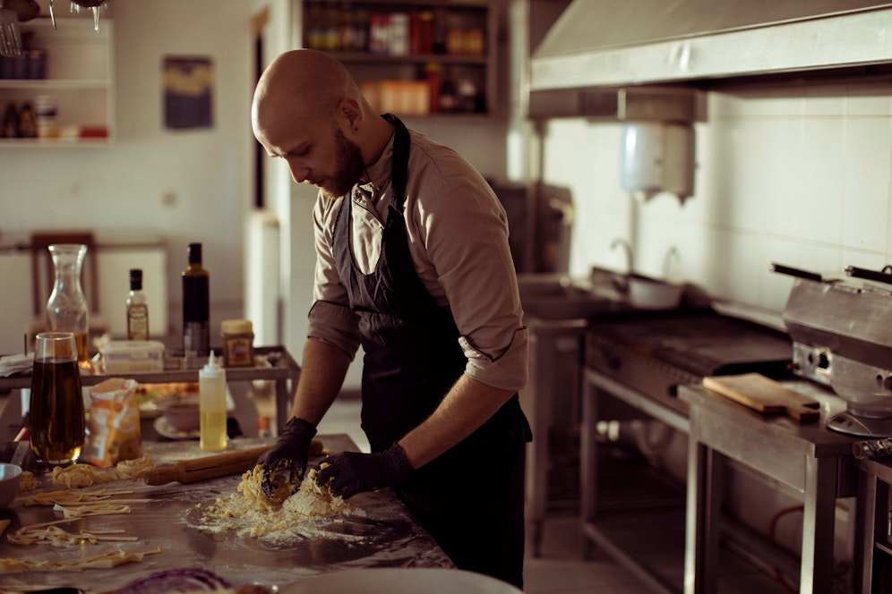 Ein gelernter Koch musste von einem Tag auf den anderen sein Leben umkrempeln. (Symbolbild)