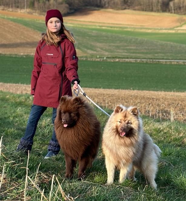 Wer keinen Hund hat, kann sich einen für die Wanderung ausborgen.