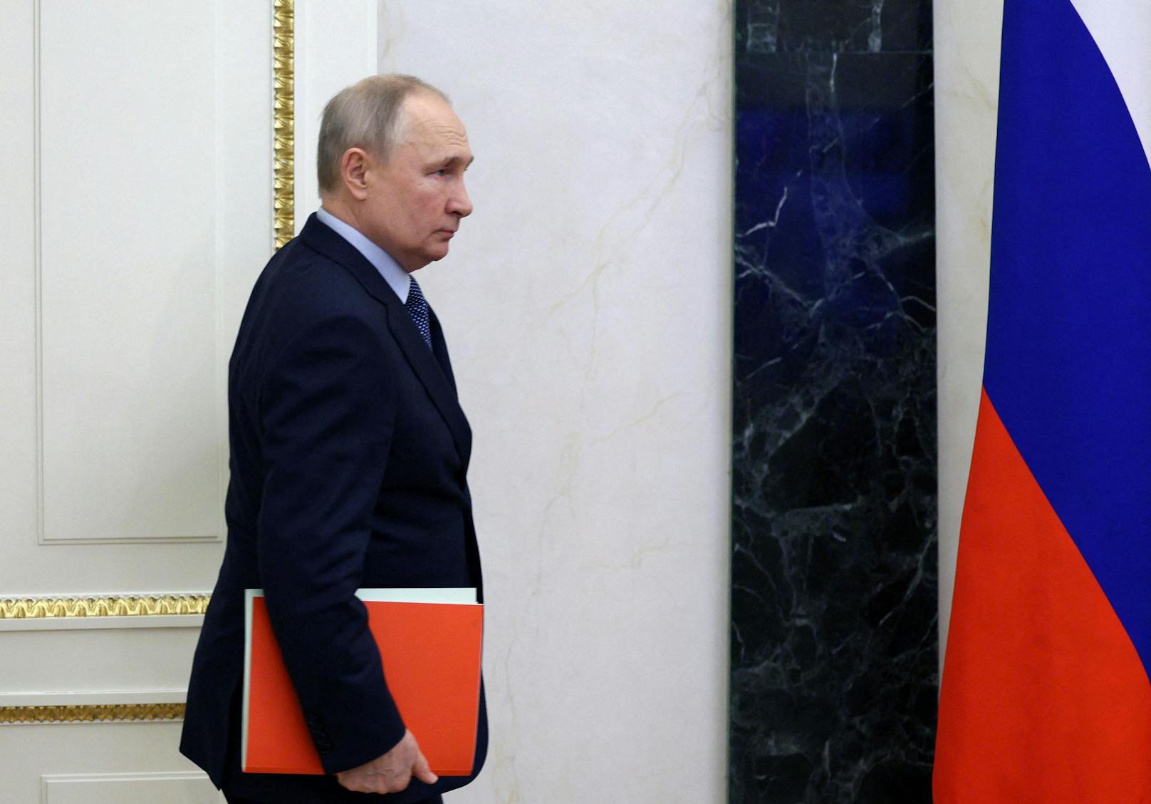 Wladimir Putin bei einem Treffen des Nationalen Sicherheitsrates – er habe sich seit 2020 von der Welt abgeschottet, meint ein ehemaliger Leibwächter. 