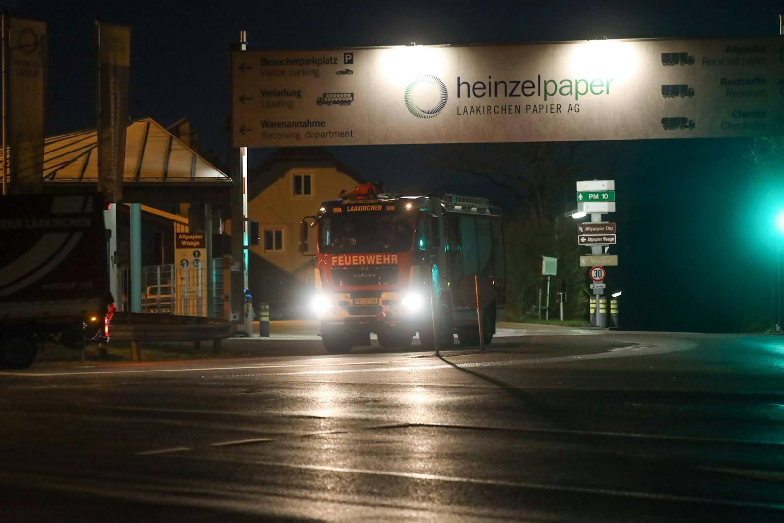 Ein Brand im Bereich einer Papiermaschine hat in der Nacht auf Donnerstag für einen Einsatz von zwei Feuerwehren, der betriebseigenen Brandschutzgruppe sowie des Rettungsdienstes gesorgt.