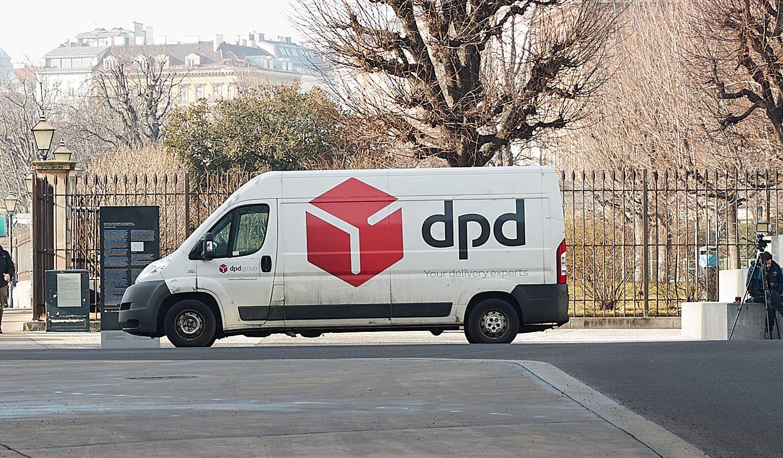 DPD-hatte ein Paket einfach ohne Genehmigung abgestellt, es ging verloren. Die Kundin blieb auf dem Geld sitzen. 