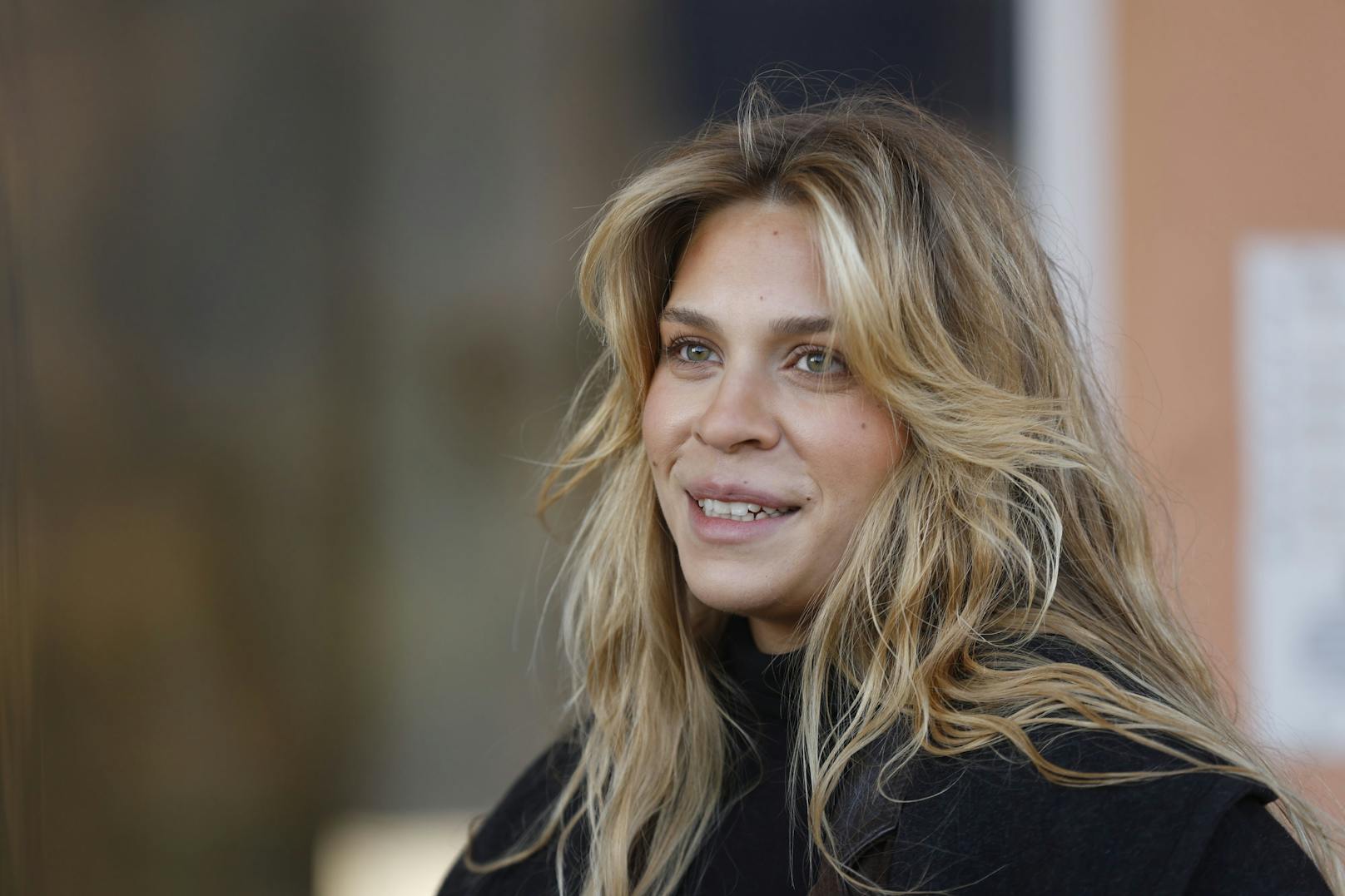 "Klima-Shakira" Anja Windl von der Letzten Generation musste am 6. April 2023 zur Einvernahme ins Bundesamt für Fremdenwesen und Asyl in Leoben. Ihr droht Landesverbot.