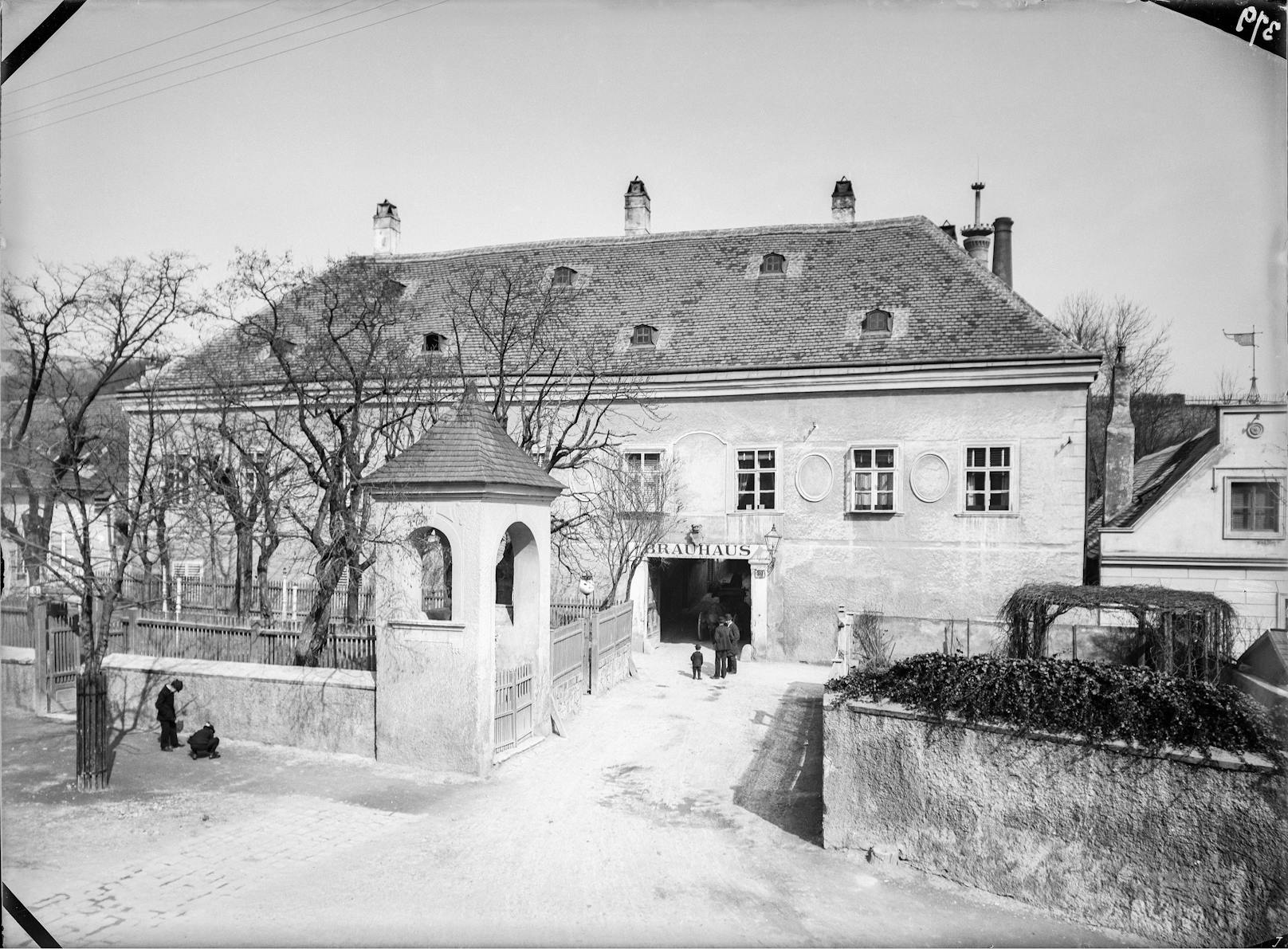 Das Gebäude des Trummelhofs besteht seit dem 14. Jahrhundert als Wirtschaftshof in der Cobenzlgasse 30. Um 1903 wurde daraus das Brauhaus "Zum Heiligen Leopold".