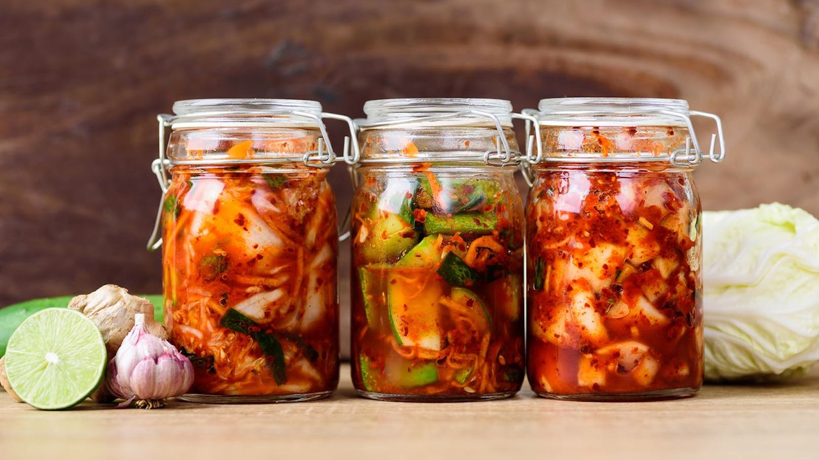 Unterschätze auf keinen Fall die Kraft von fermentierten Lebensmitteln wie Sauerkraut oder dem koreanischen Kimchi. Lass dir den Kraut schmecken, denn er unterstützt deinen Körper beim Abtransport von bösartigen Bakterien. 