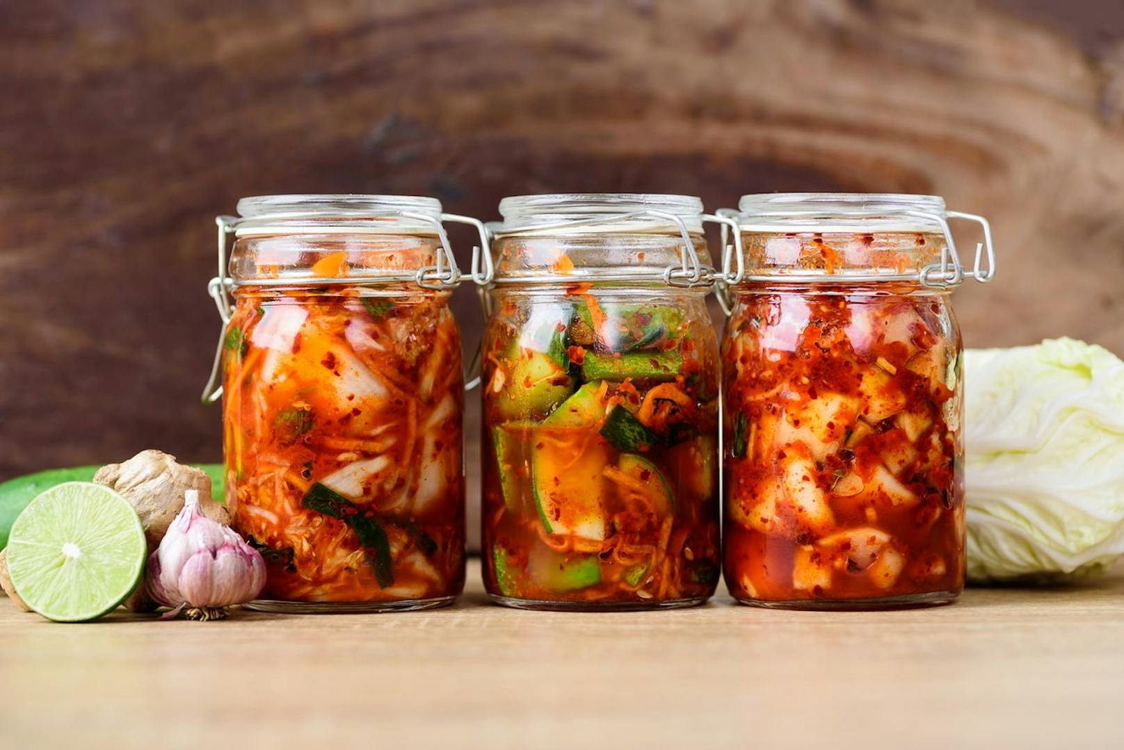 Unterschätze auf keinen Fall die Kraft von fermentierten Lebensmitteln wie Sauerkraut oder dem koreanischen Kimchi. Lass dir den Kraut schmecken, denn er unterstützt deinen Körper beim Abtransport von bösartigen Bakterien. 