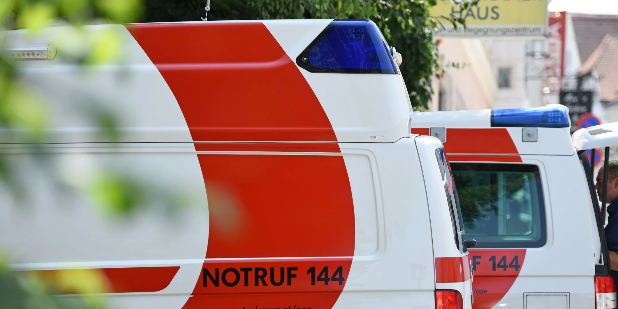 Das Rote Kreuz versorgte den 26-Jährigen. (Symbolbild)