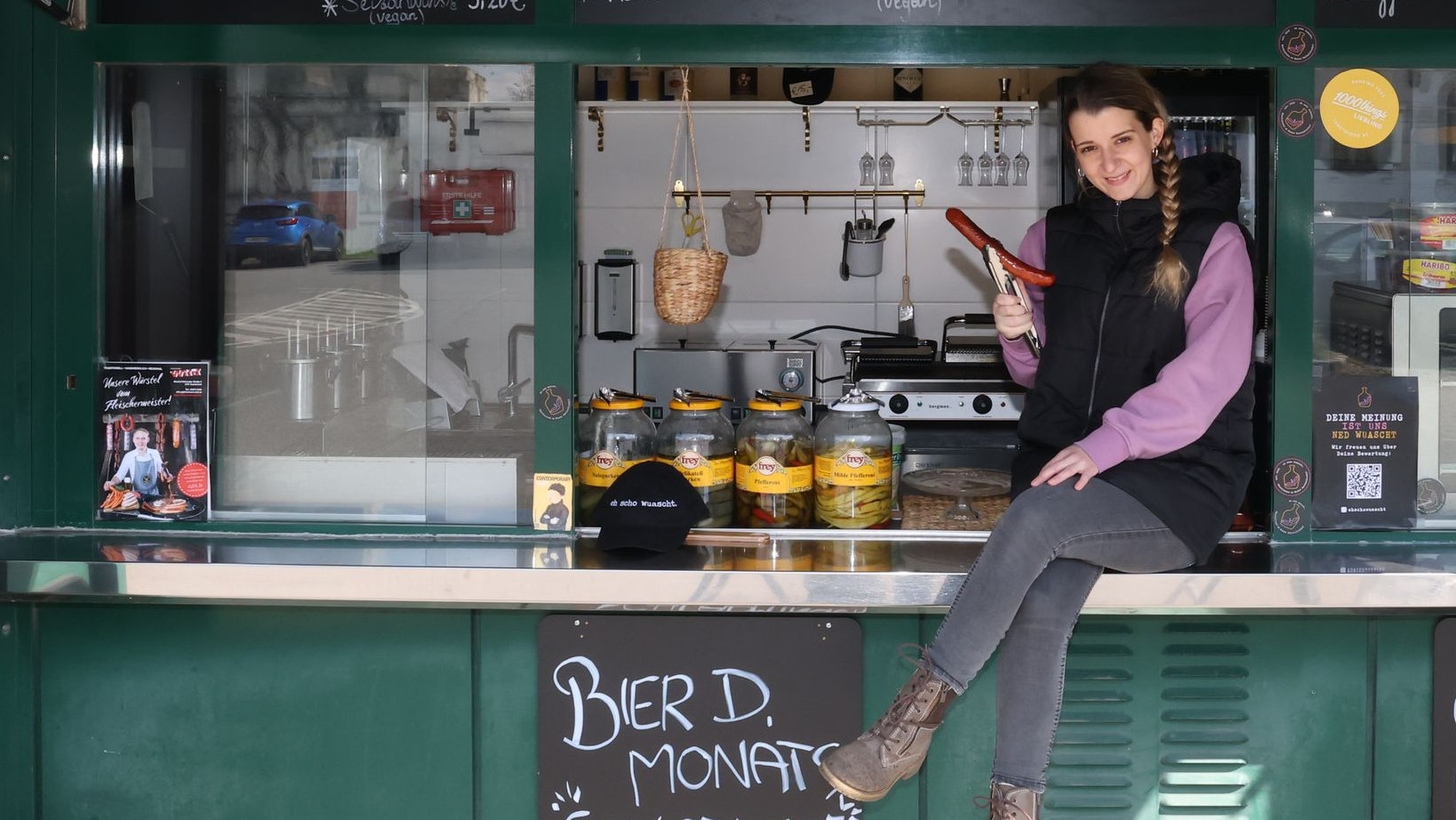 Patricia Patricia Pölzl (25) liebt die Wiener Würstelstand-Kultur – nun gehört ihr der legendäre Würstelstand am Tor zwei des Wiener Zentralfriedhofs