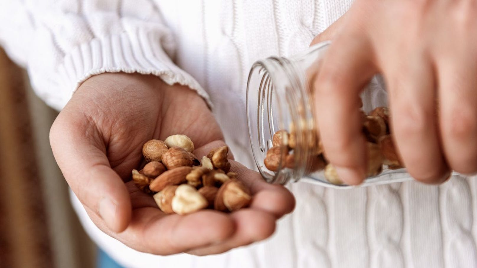 Um deinen angeschlagenen Körper zu heilen kannst du auf Mandeln, Walnüsse und Pekannüsse vertrauen. In diesen stecken viele Vitamine und Mineralstoffe, die deine Immunabwehr stärken.