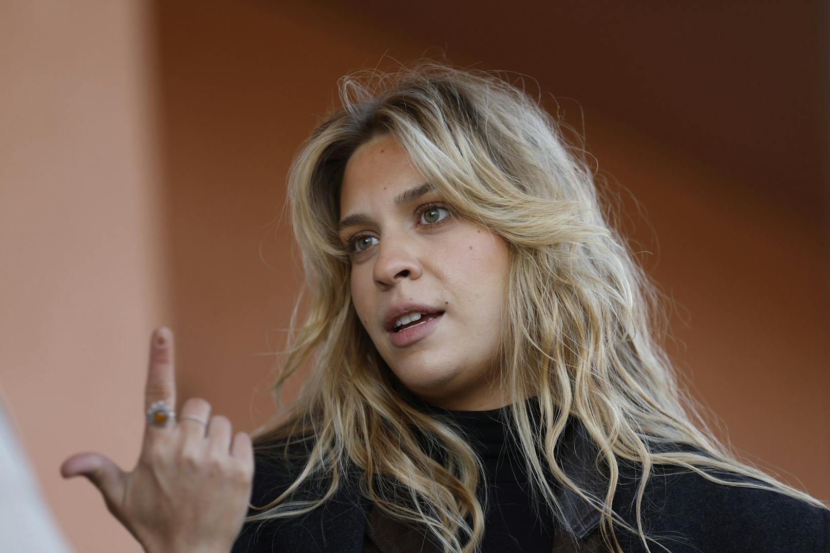 "Klima-Shakira" Anja Windl von der Letzten Generation musste am 6. April 2023 zur Einvernahme ins Bundesamt für Fremdenwesen und Asyl in Leoben. Ihr droht Landesverbot.