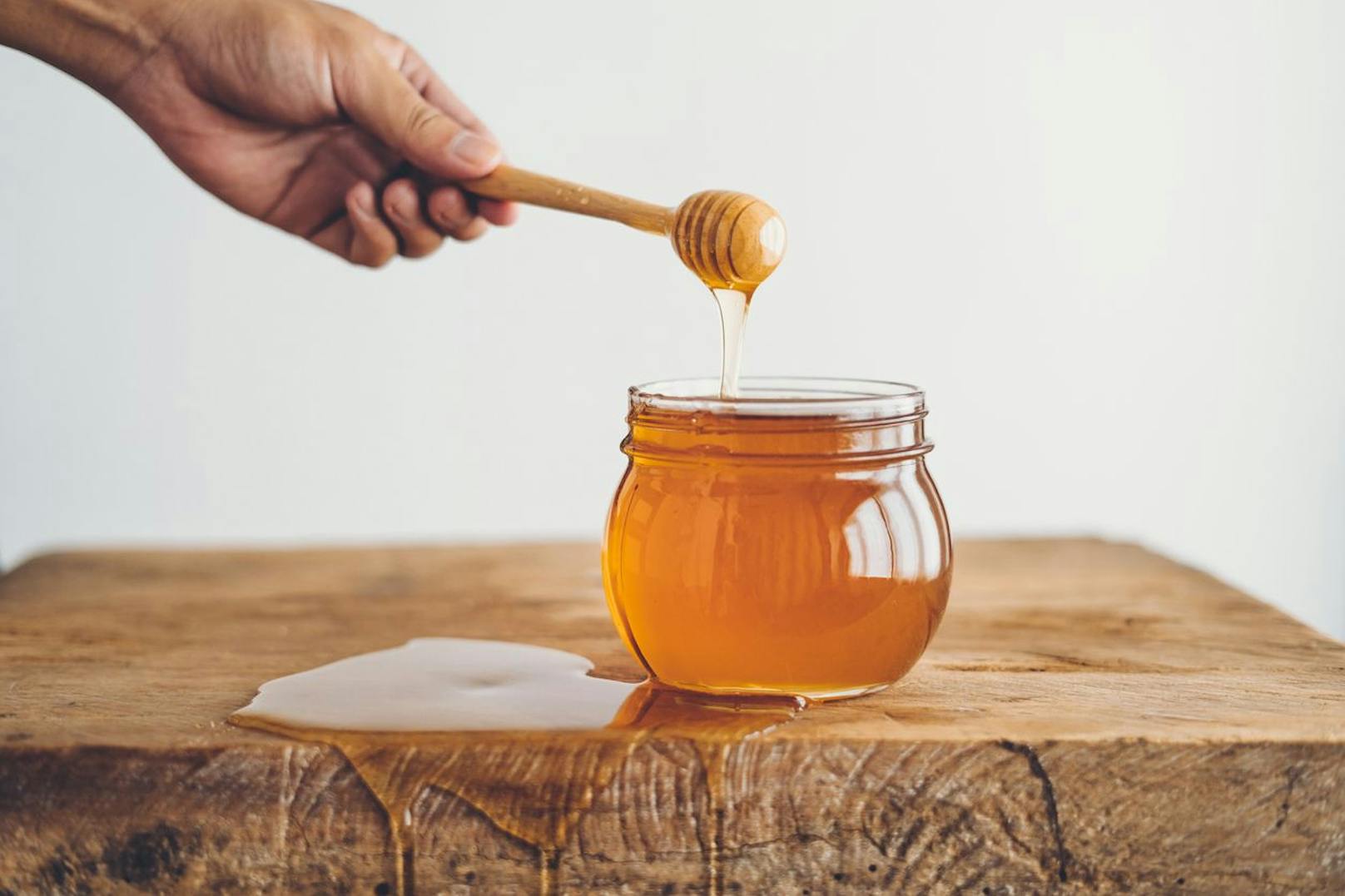 Honig schlemmt man gerne bei einem empfindlichem Hals, denn immerhin tötet die süße Delikatesse Bakterien ab.