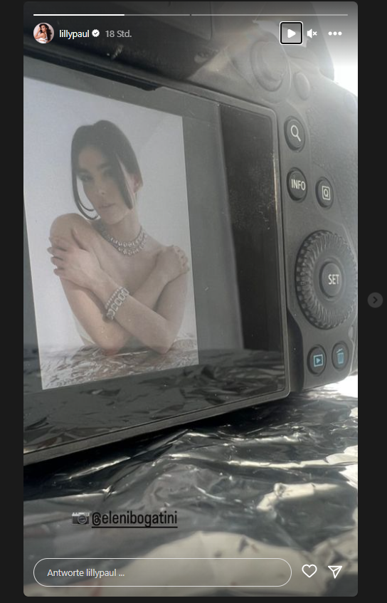 Lili Paul Roncalli trägt nichts außer Schmuck. 