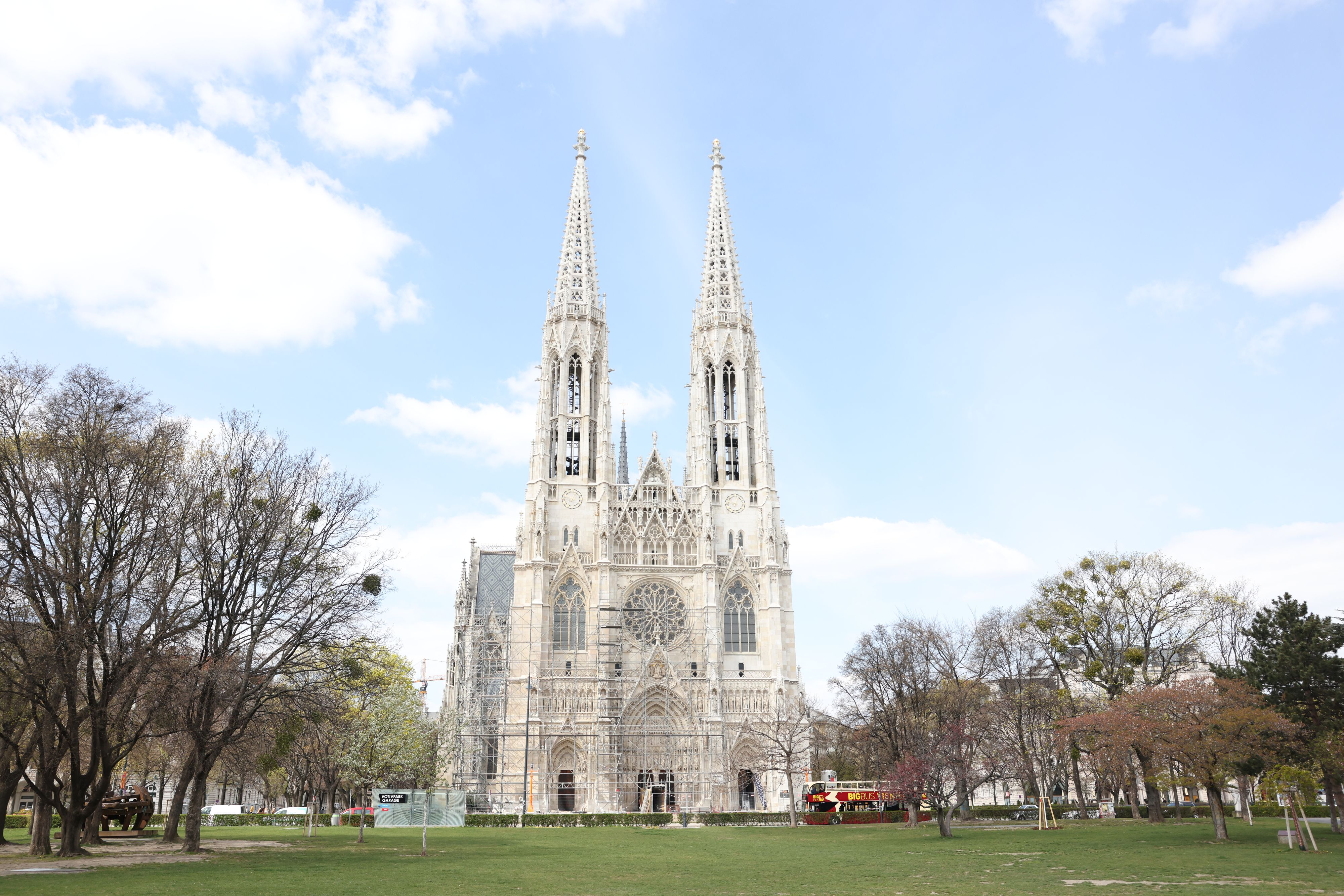 Das Gerüst vor der Votivkirche soll nun nach 20 Jahren endlich Geschichte sein.