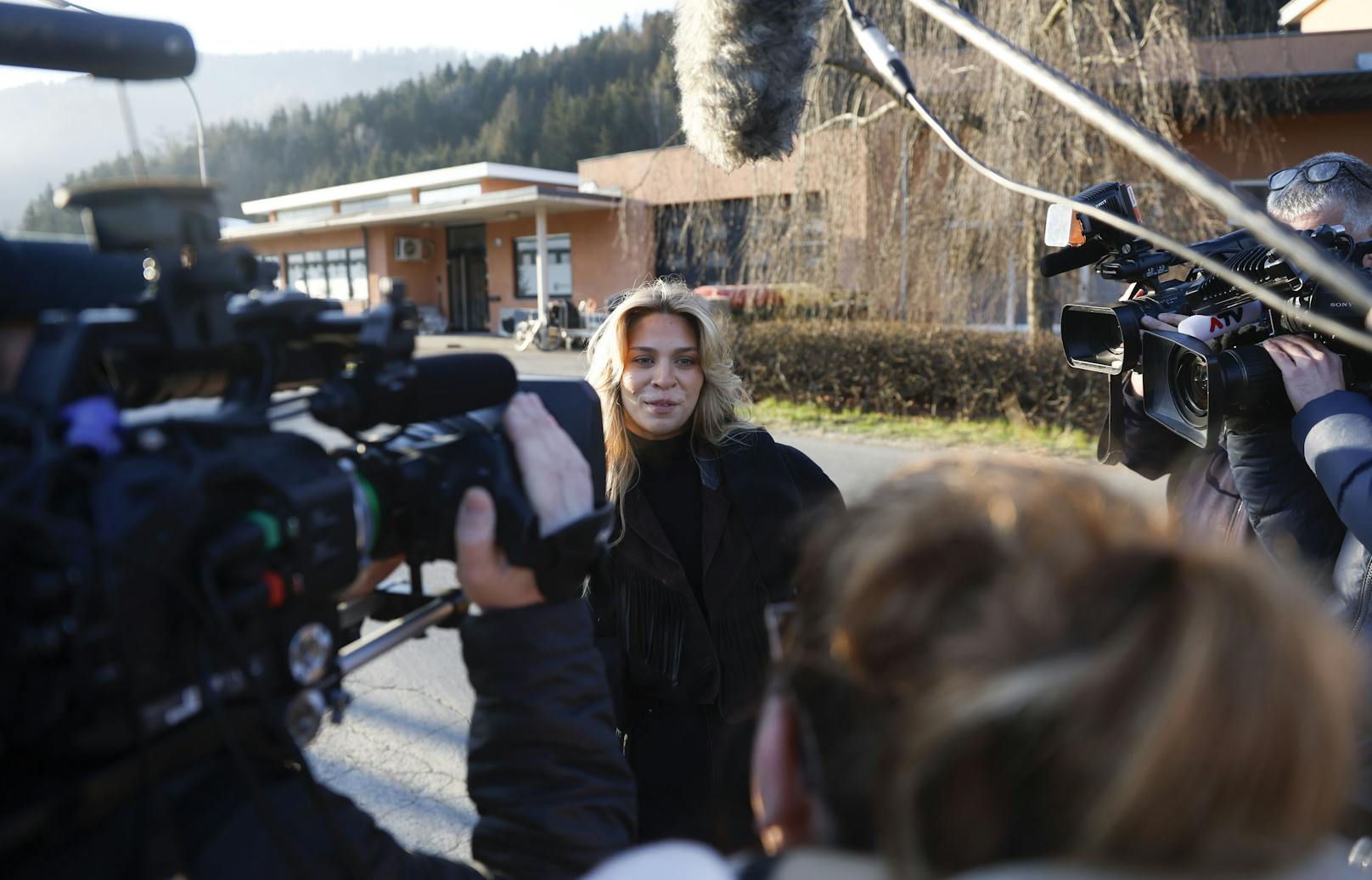 "Klima-Shakira" Anja Windl von der Letzten Generation musste am 6. April 2023 zur Einvernahme ins Bundesamt für Fremdenwesen und Asyl in Leoben. Ihr droht Landesverbot.