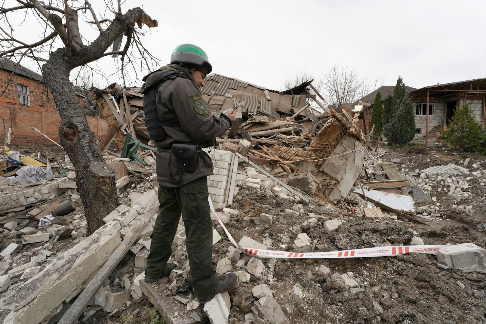 Ein ukrainischer Soldat in einem zerstörten Wohnhaus in Charkiw am 31. März 2023.