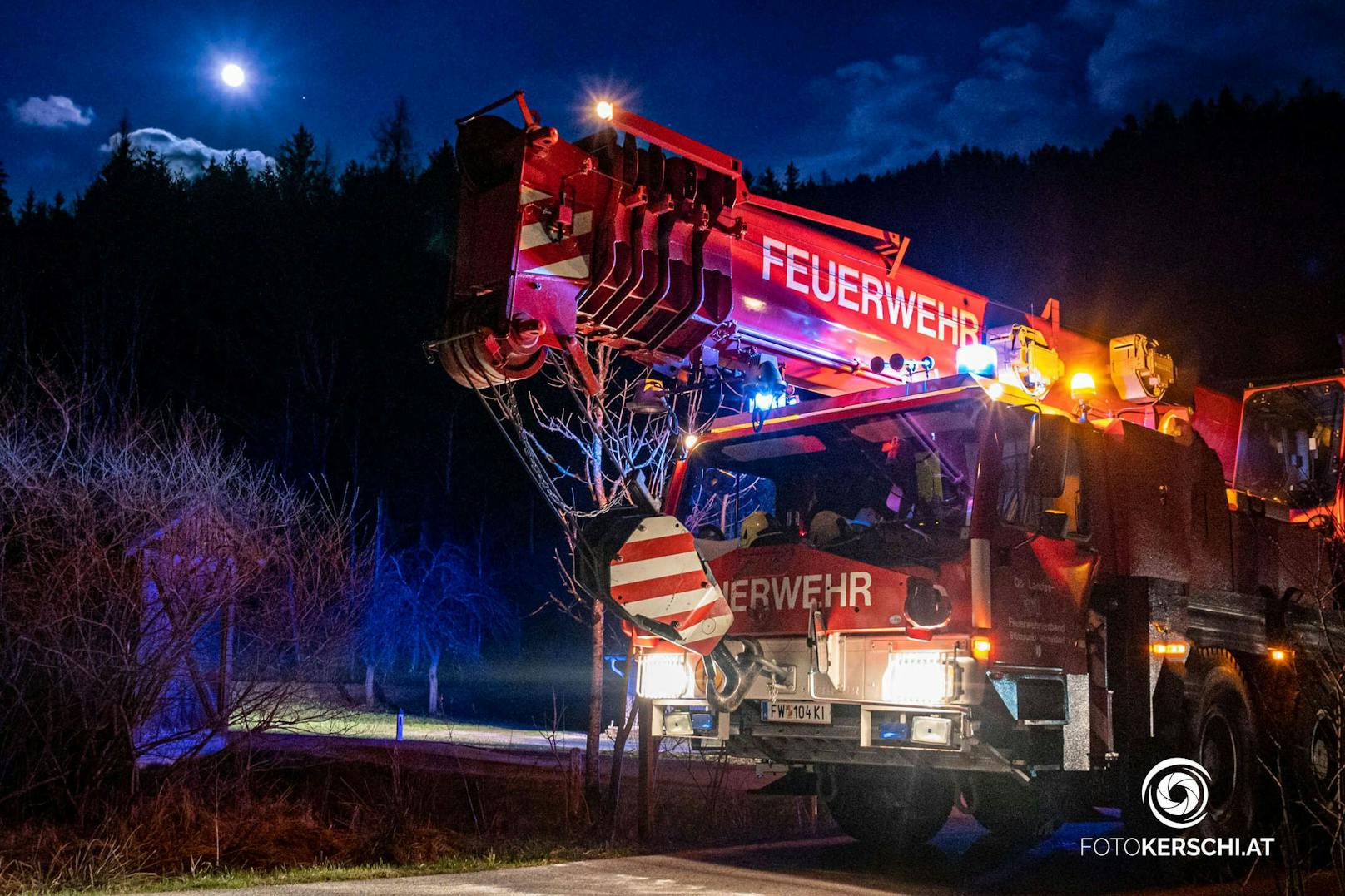 Aus bislang unbekannter Ursache kam ein Mobilkran in einer Kurve von der Fahrbahn ab und konnte in leichter Schräglage weder vor noch zurück, die Feuerwehr sicherte den Kran.