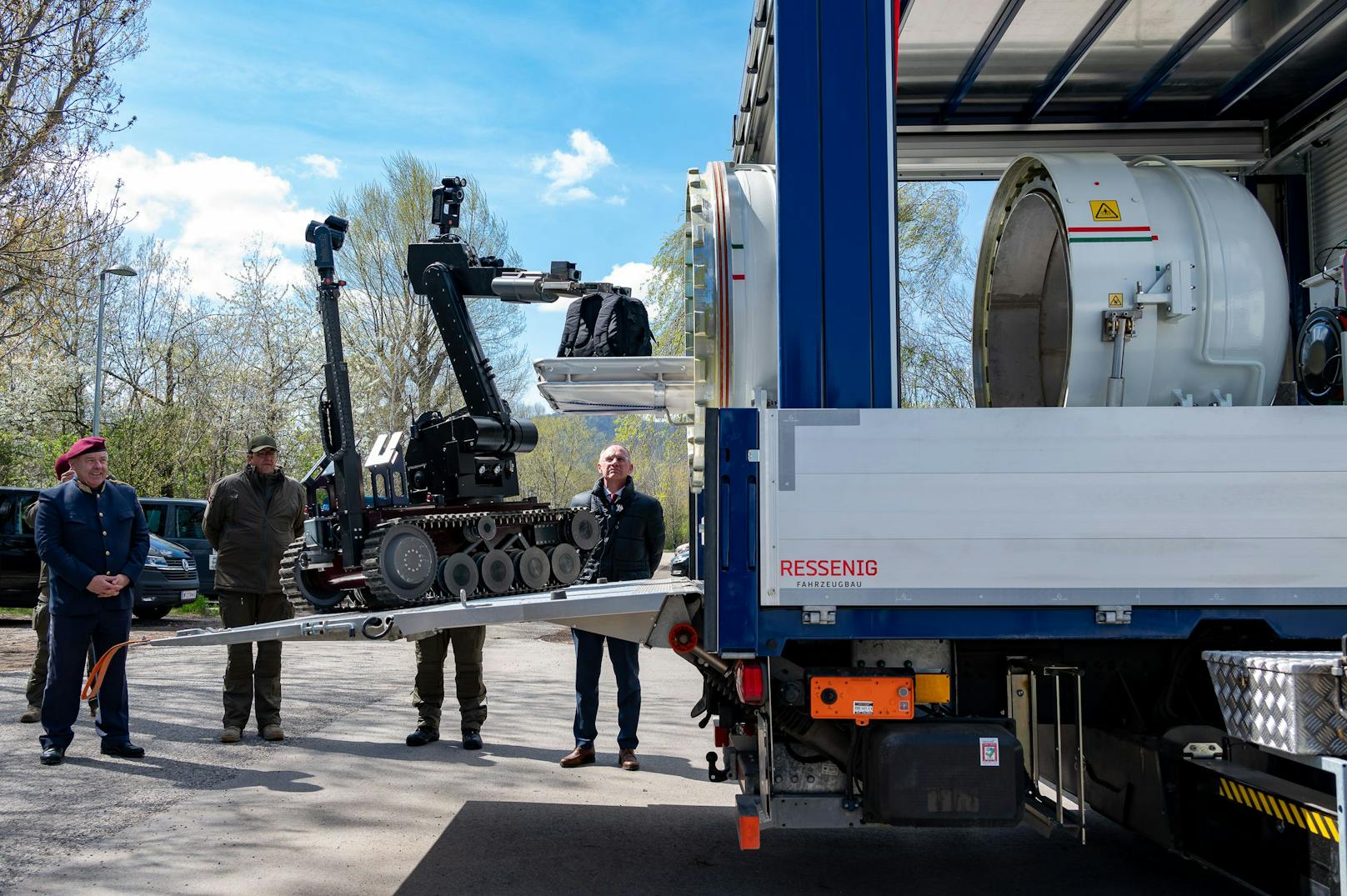 In dem vier Tonnen schweren Gerät kann bis zu 8 Kilogramm TNT gefahrlos detoniert werden.