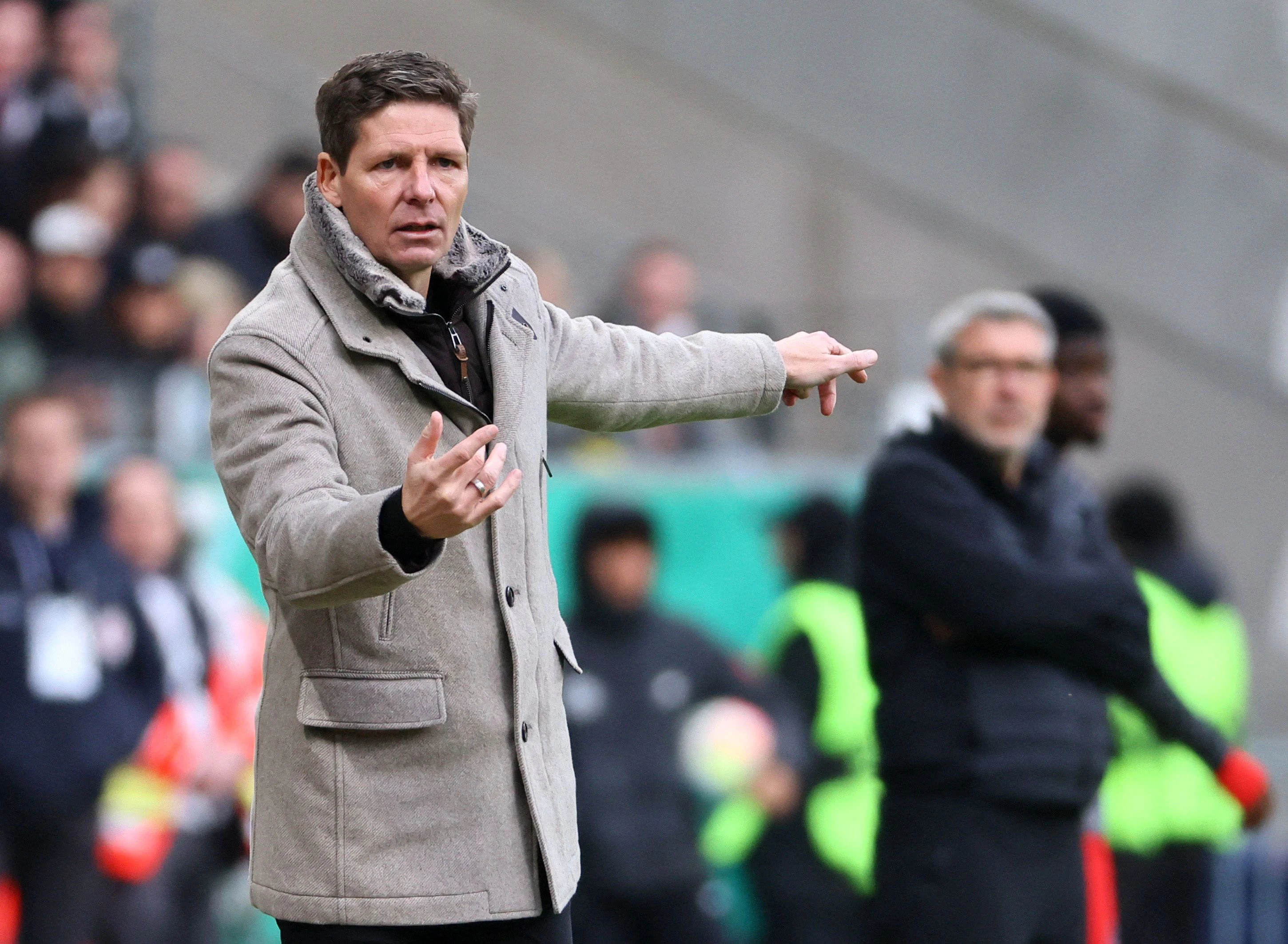 Eintracht-Frankfurt-Coach Oliver Glasner setzt nun auf den "Glücks-Mantel". 