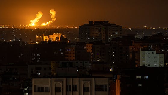 Israelische Kampfjets greifen Ziele der islamistischen Hamas an: Rauch über den Gebäuden im Gazastreifen.