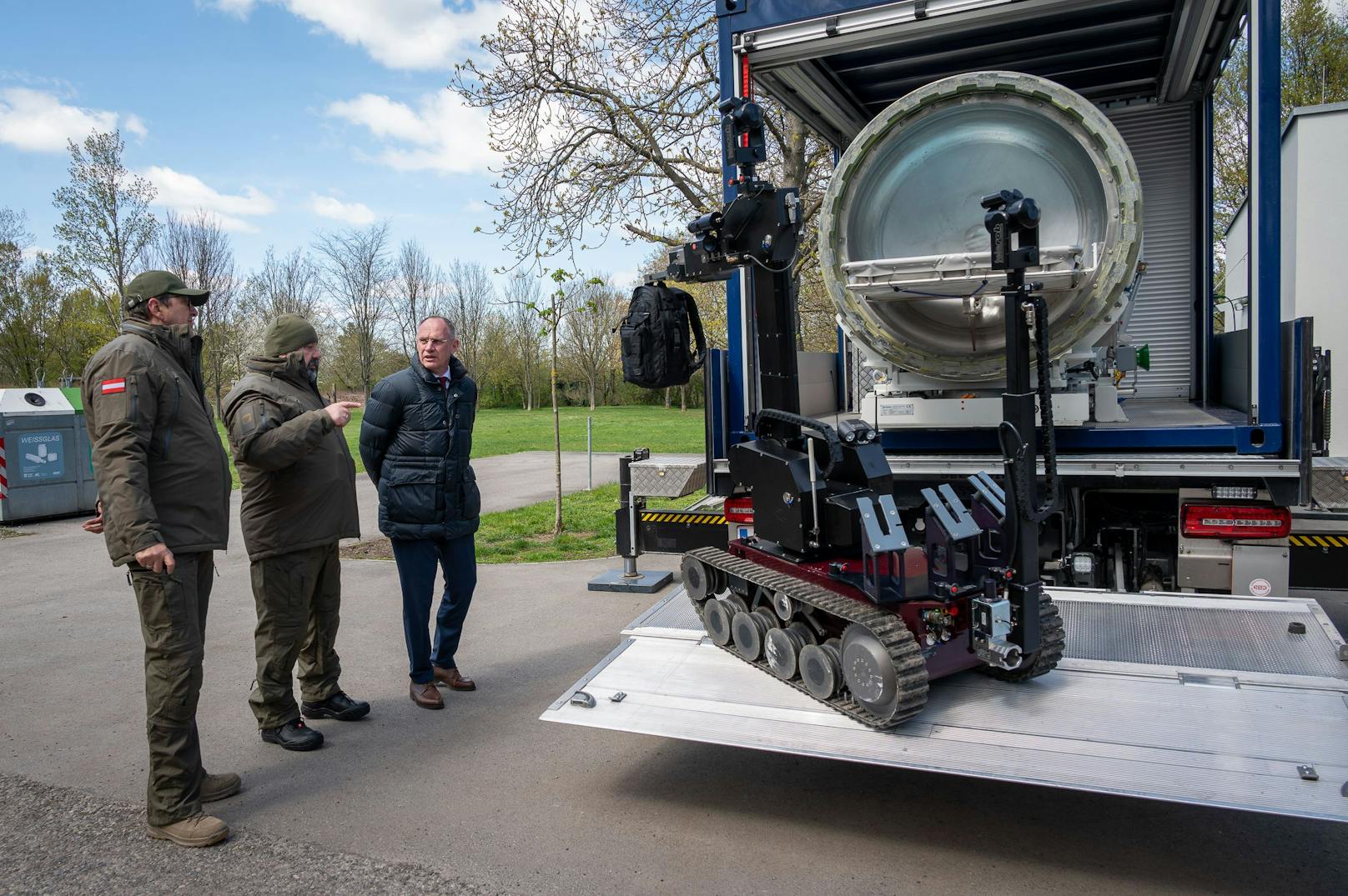 ... oder Sprengmitteln, zum Beispiel bei Terrorlagen", so das Innenministerium. In dem Spezialstahlbehälter könne man bis zu acht Kilogramm TNT detonieren, "ohne dass dabei Schaden entsteht".