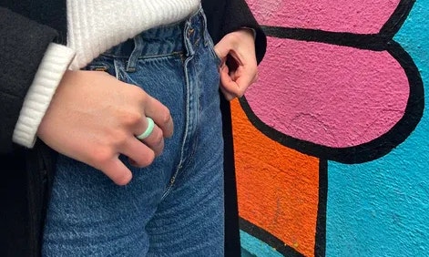 Bei diesem Experiment findest du Singles, die im digitalen Zeitalter nach mehr zwischenmenschlicher Kommunikation suchen.