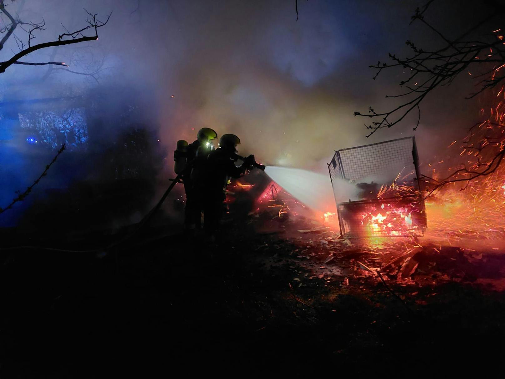 Der Brand und die dadurch entstandene Rauchentwicklung waren bereits aus der Ferne deutlich zu erkennen. Direkt vor Ort konnte der Einsatzleiter rasch feststellen, dass ein Unterstand in Vollbrand stand und die angrenzende Vegetation ebenfalls vom Feuer betroffen war.