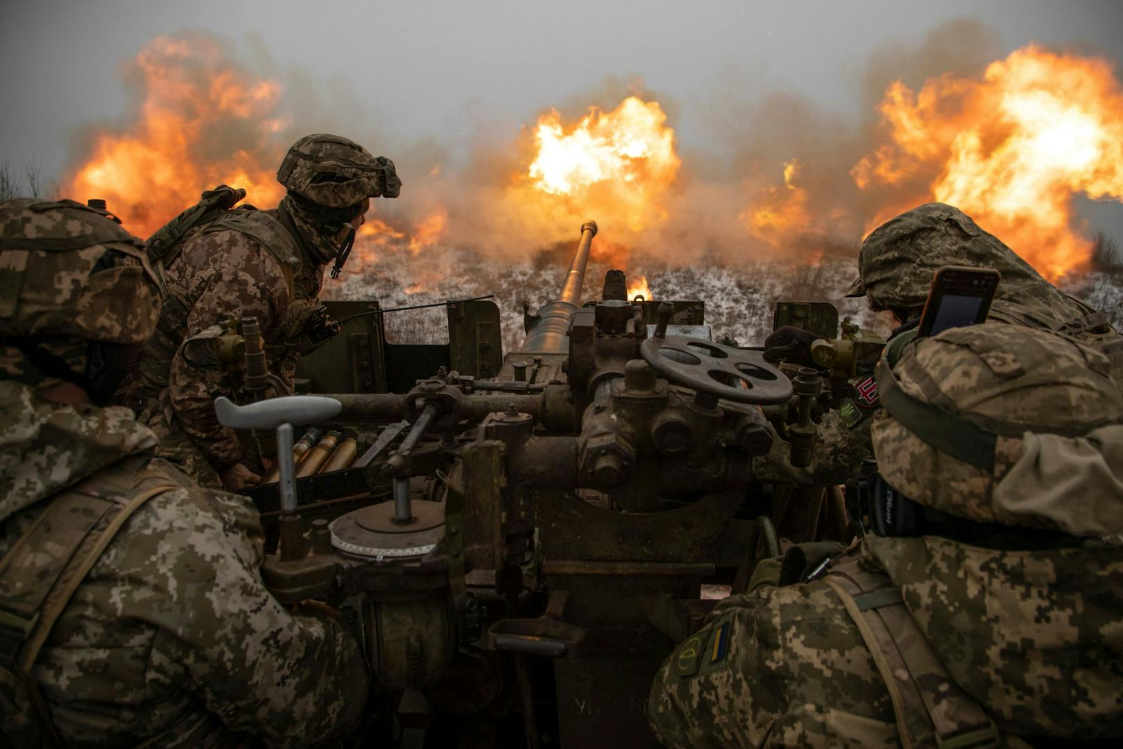 Ukrainische Soldaten feuern eine Luftabwehrkanone auf russische Bodenstellungen bei Bachmut (15. Jänner 2023).