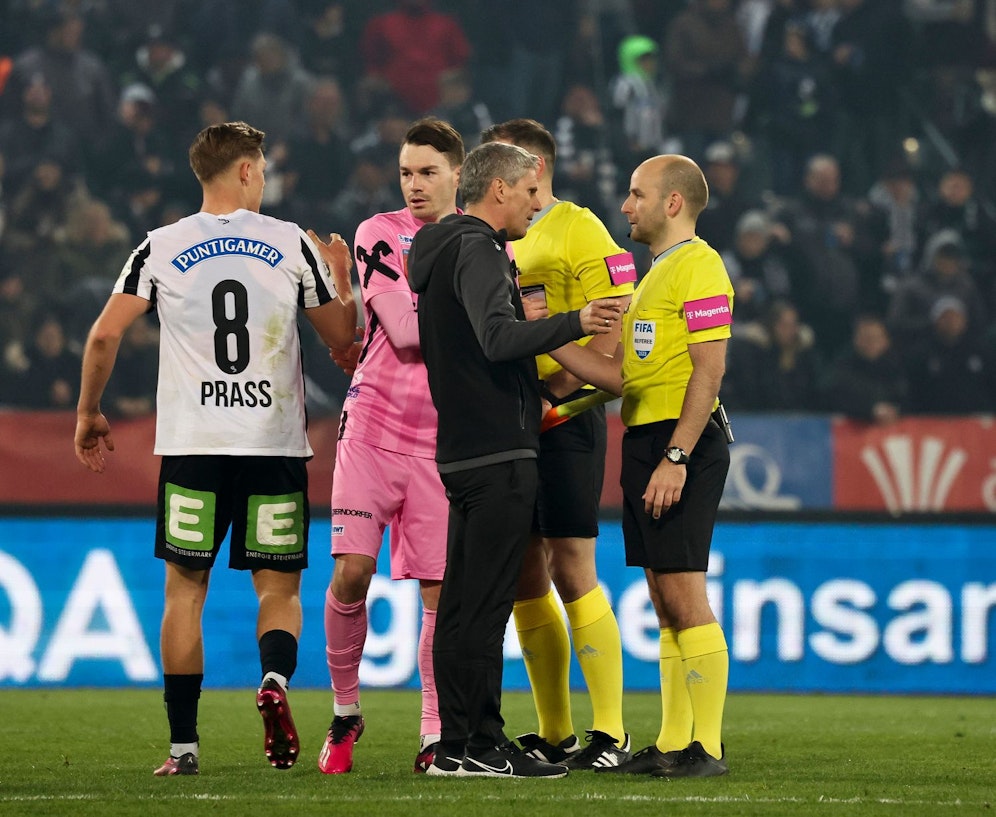 Didi Kühbauer schoss nach dem Spiel gegen Schiedsrichter Walter Altmann. 