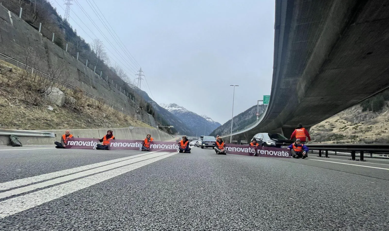 Just vor dem Gotthard-Tunnel klebten sie sich fest.
