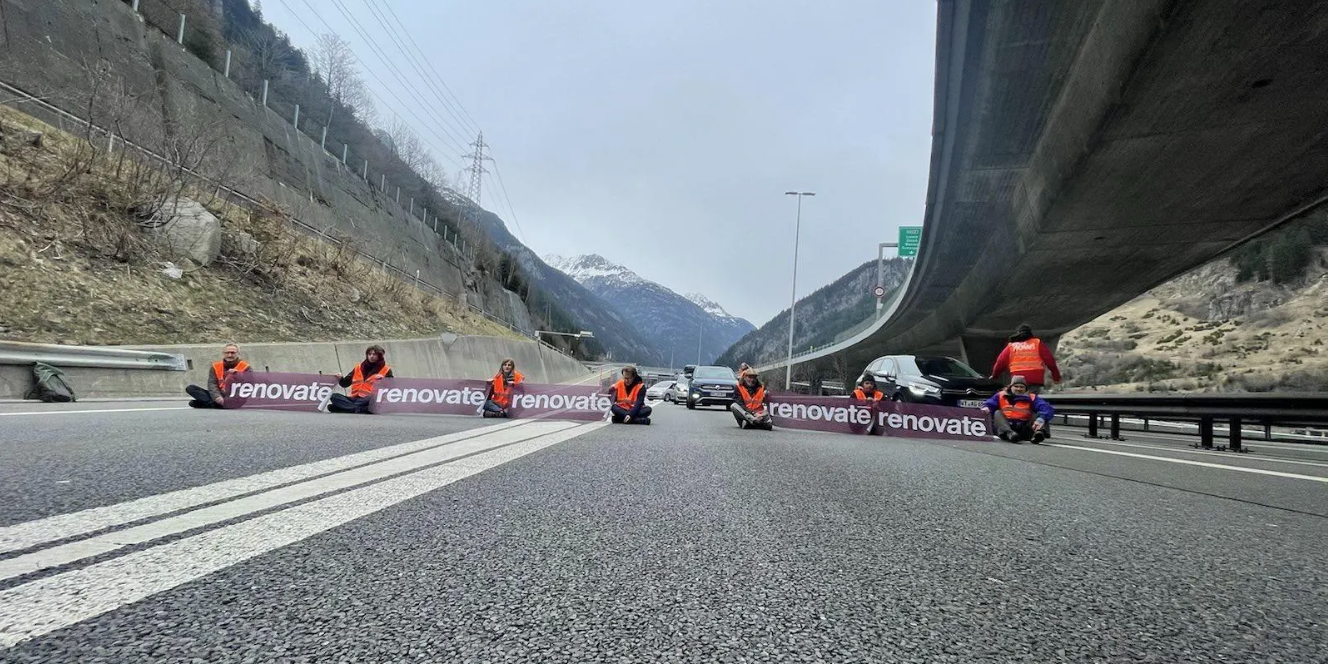 Just vor dem Gotthard-Tunnel klebten sie sich fest.