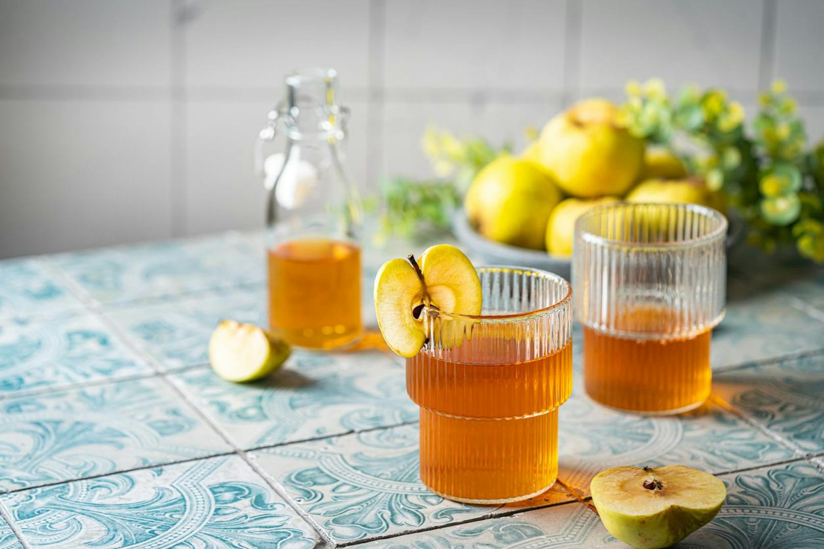 Apfelessig kann durchaus schmackhaft sein, wenn du in dem Getränk ein wenig Apfelsaft und Zimt hinzufügst. Die Wunderwaffe regt deinen Stoffwechsel an und pflegt zudem deine Haare.