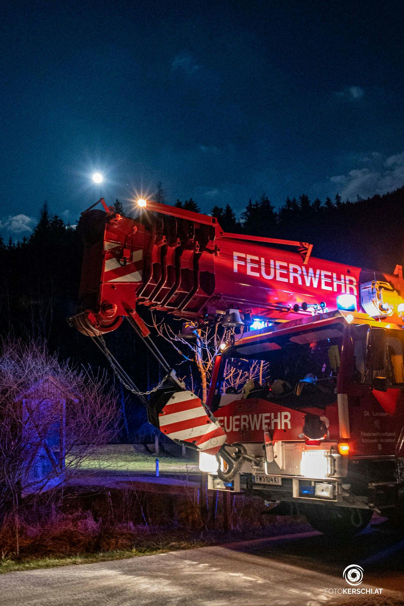 Aus bislang unbekannter Ursache kam ein Mobilkran in einer Kurve von der Fahrbahn ab und konnte in leichter Schräglage weder vor noch zurück, die Feuerwehr sicherte den Kran.