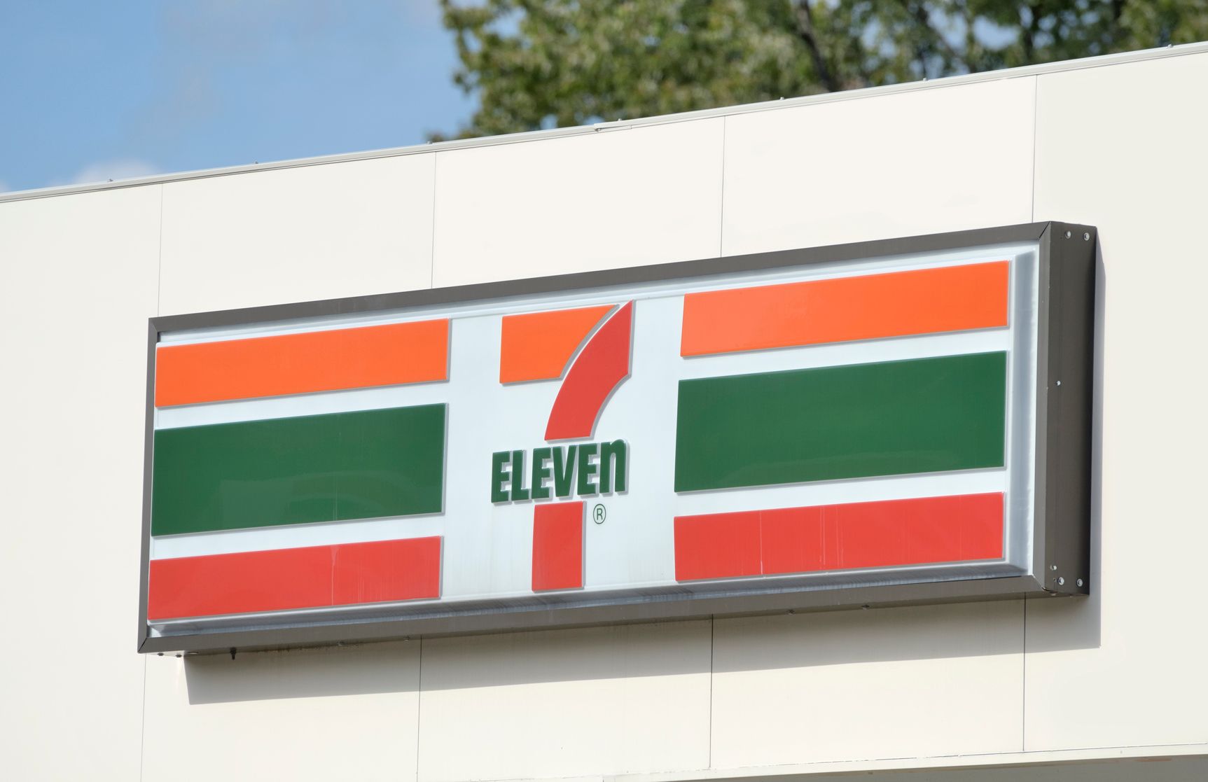 Die eher kleineren 7-Eleven-Shops bieten Waren des täglichen Gebrauchs an, dazu gehören neben Lebensmittel, Zeitschriften, Tabakwaren und Getränke.