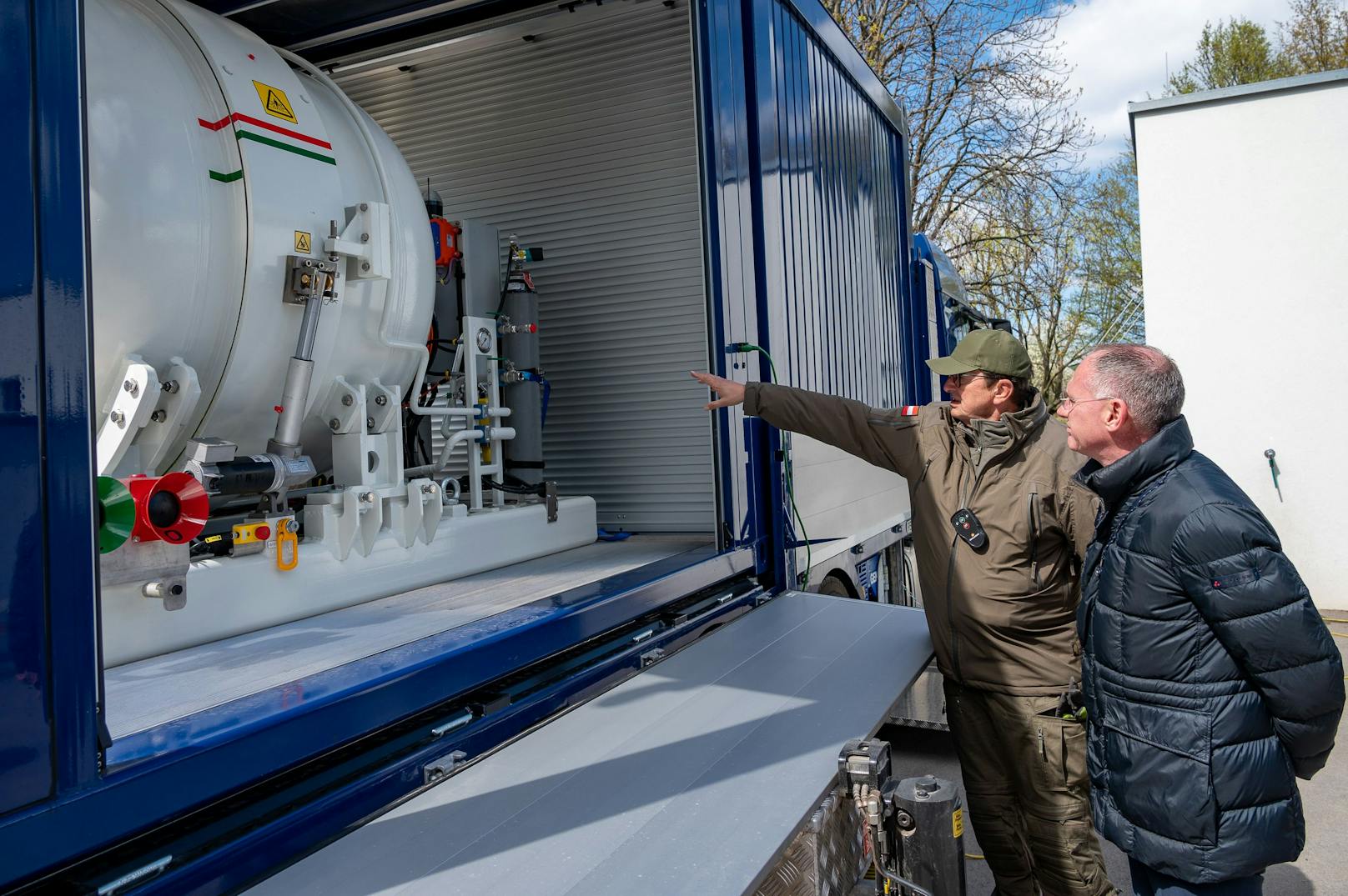 "Das neue Sprengunterdrückungssystem wiegt vier Tonnen und kann eine Detonation von acht Kilogramm TNT unbeschadet überstehen.&nbsp;