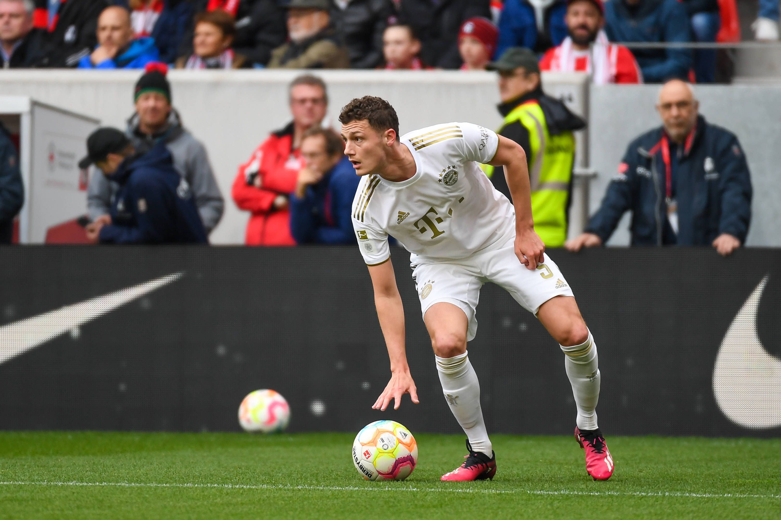 Bayern-Abwehrspieler Benjamin Pavard wurde gnadenlos ausgepfiffen. 