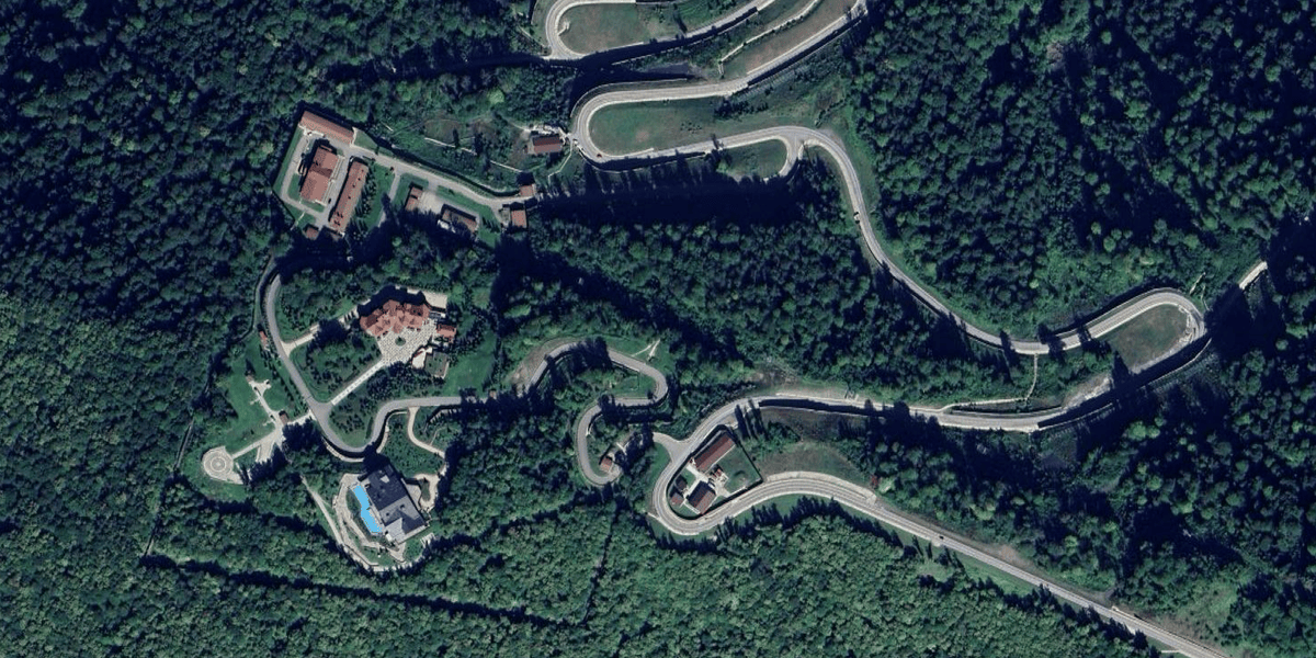 Das Anwesen umfasst drei Häuser, einen Skilift und ein Raketenabwehrsystem.