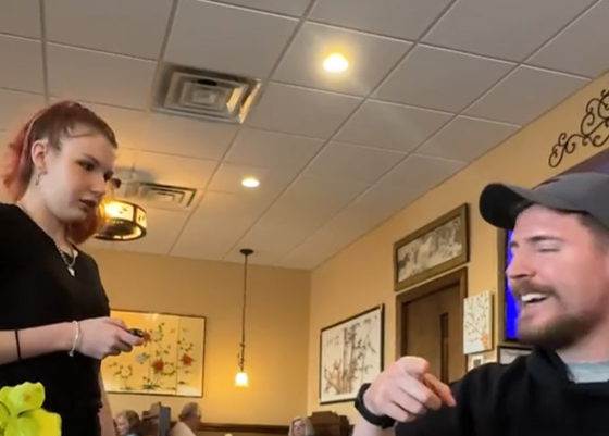 Die junge Kellnerin war vor Schock versteinert.