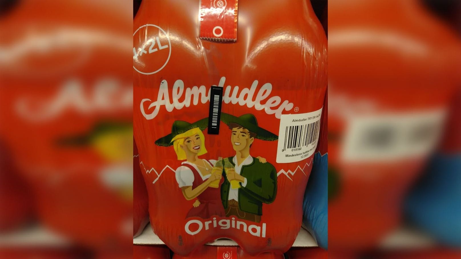 In einem Supermarkt in Rudolfsheim-Fünfhaus wurden Almdudler Flaschen gegen Diebstahl gesichert.