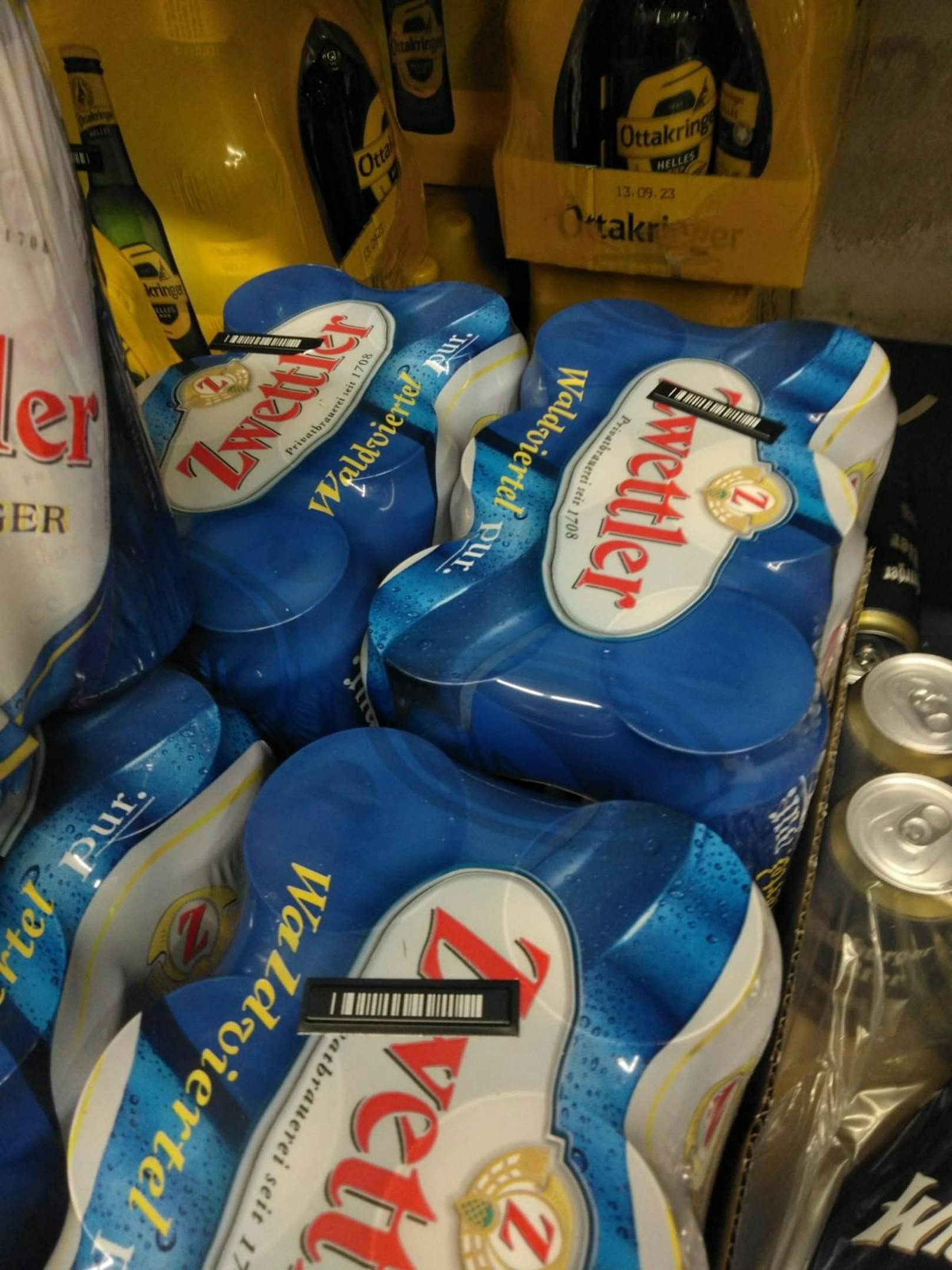 In einem Supermarkt im 15. Wiener Gemeindebezirk werden Bier-Sixpacks gegen Diebstahl gesichert.