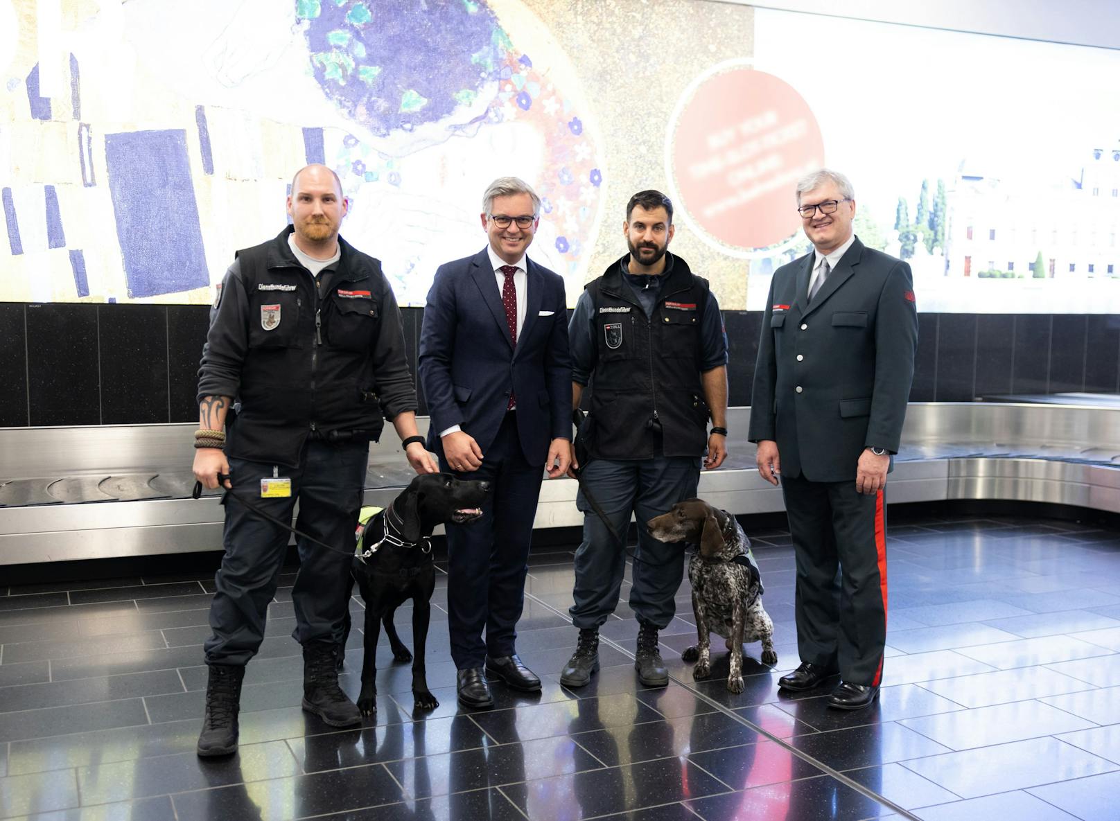 Finanzminister Magnus Brunner machte sich am Flughafen in Schwechat ein Bild von der Arbeit des Zolls.&nbsp;