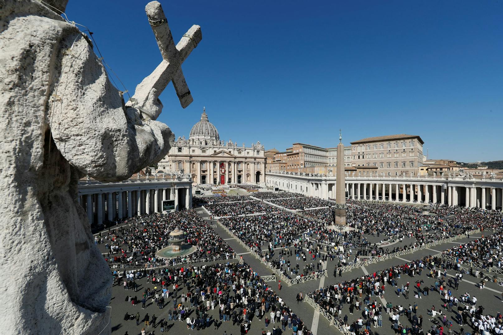 Rund um die Osterfeierlichkeiten sind in Rom strengste Sicherheitsvorkehrungen in Kraft. Anti-Terror-Einheiten und Spezialkräfte der Polizei überwachen das Gelände rund um den Vatikan.