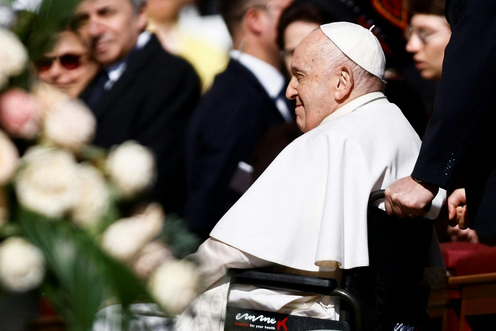 Das Oberhaupt der katholischen Kirche wurde erst vergangene Woche aus dem Krankenhaus entlassen. Er wurde auf einem Rollstuhl zum Petersplatz gebracht.