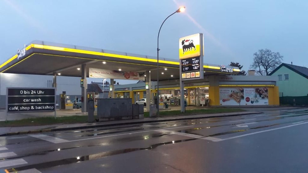 Unbekannter überfiel mit Messer Tankstelle in Wr. Neustadt.