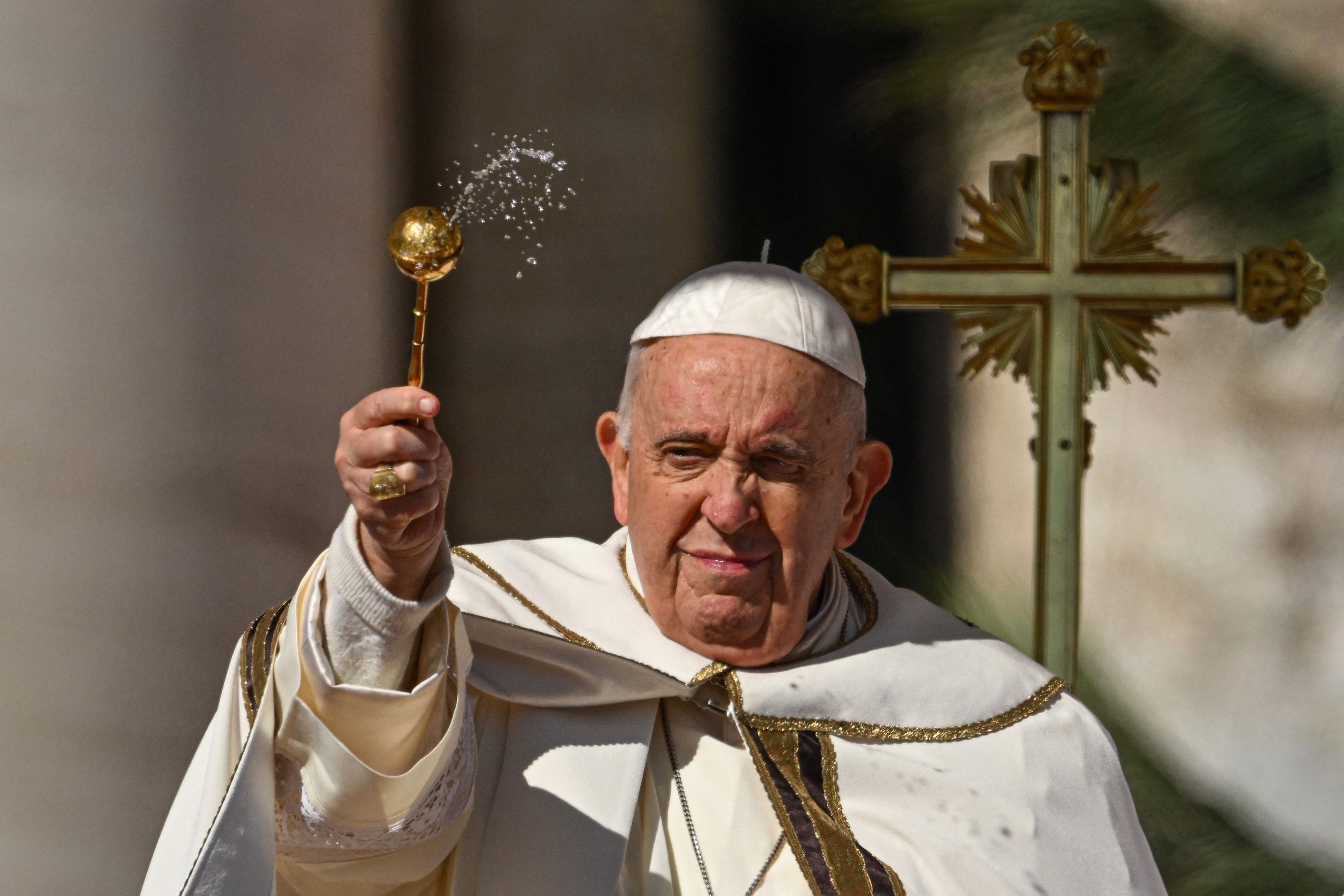 Download von www.picturedesk.com am 09.04.2023 (14:18).  TOPSHOT - Pope Francis sprinkles attendees with water during the Easter Sunday mass on April 9, 2023 at St. Peter's square in The Vatican, as part of celebrations of the Holy Week. (Photo by Andreas SOLARO / AFP) - 20230409_PD1677 - Rechteinfo: Rights Managed (RM) Nur für redaktionelle Nutzung! Werbliche Nutzung erfordert Freigabe: bitte schicken Sie uns eine Anfrage.