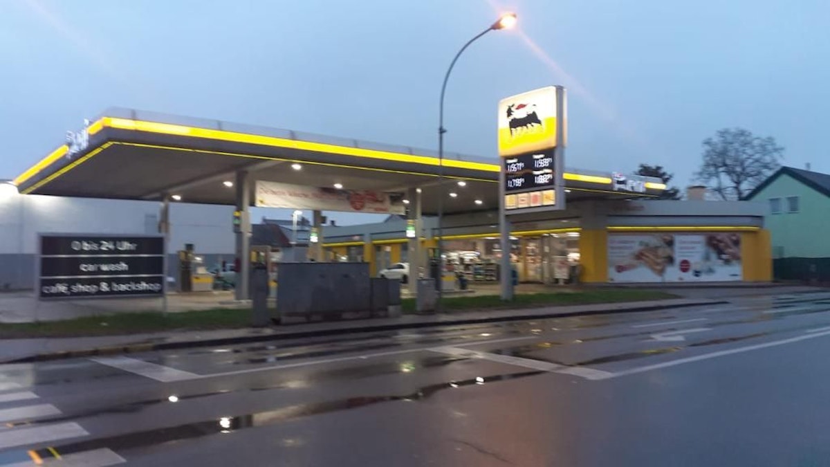 Unbekannter überfiel mit Messer Tankstelle in Wr. Neustadt